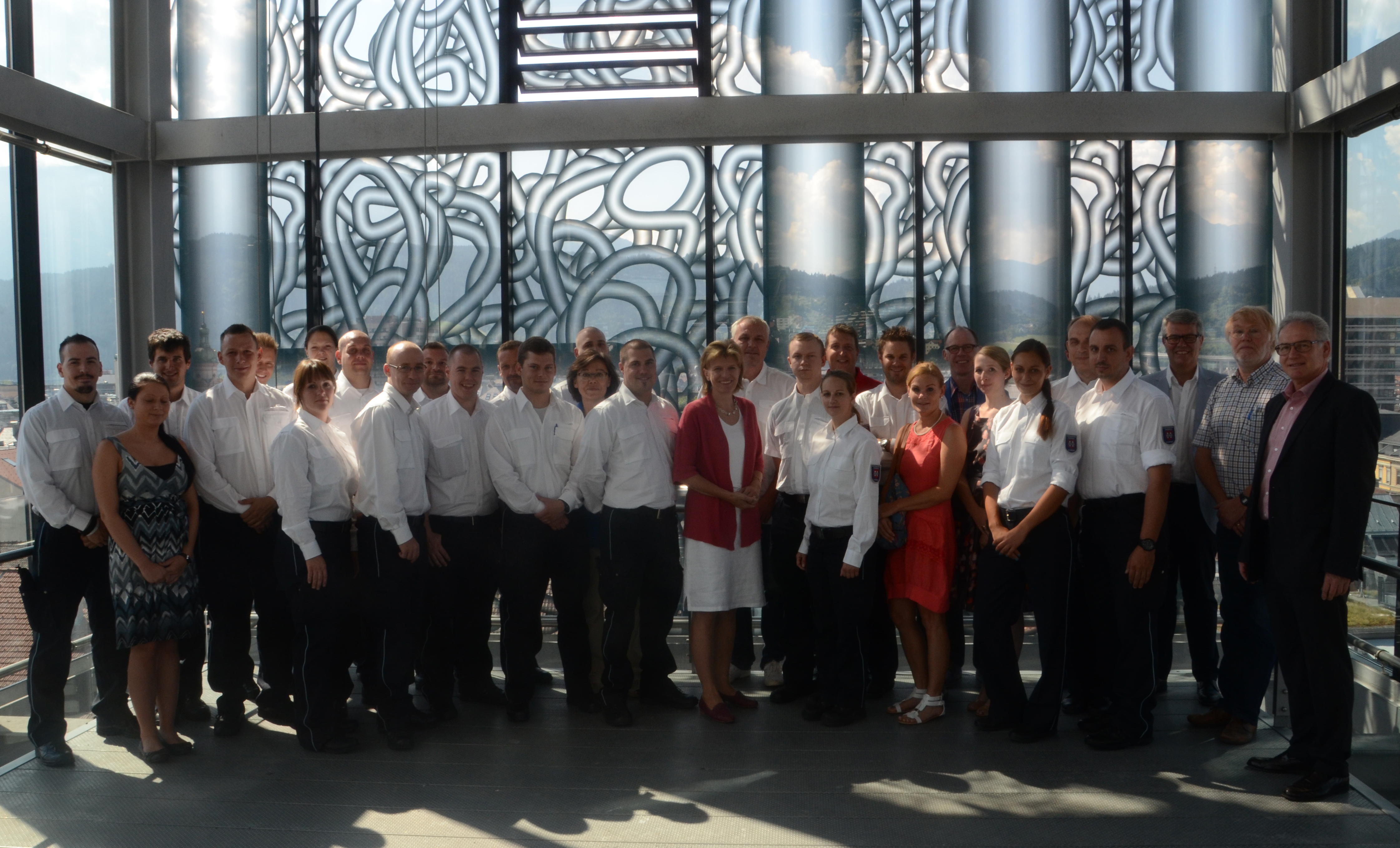 Bürgermeisterin Christine Oppitz-Plörer (Mitte) bedankte sich im Beisein von Magistratsdirektor Bernhard Holas (1.v.r.) und Personalchef Ferdinand Neu (3.v.r.) bei ihren MitarbeiterInnen.