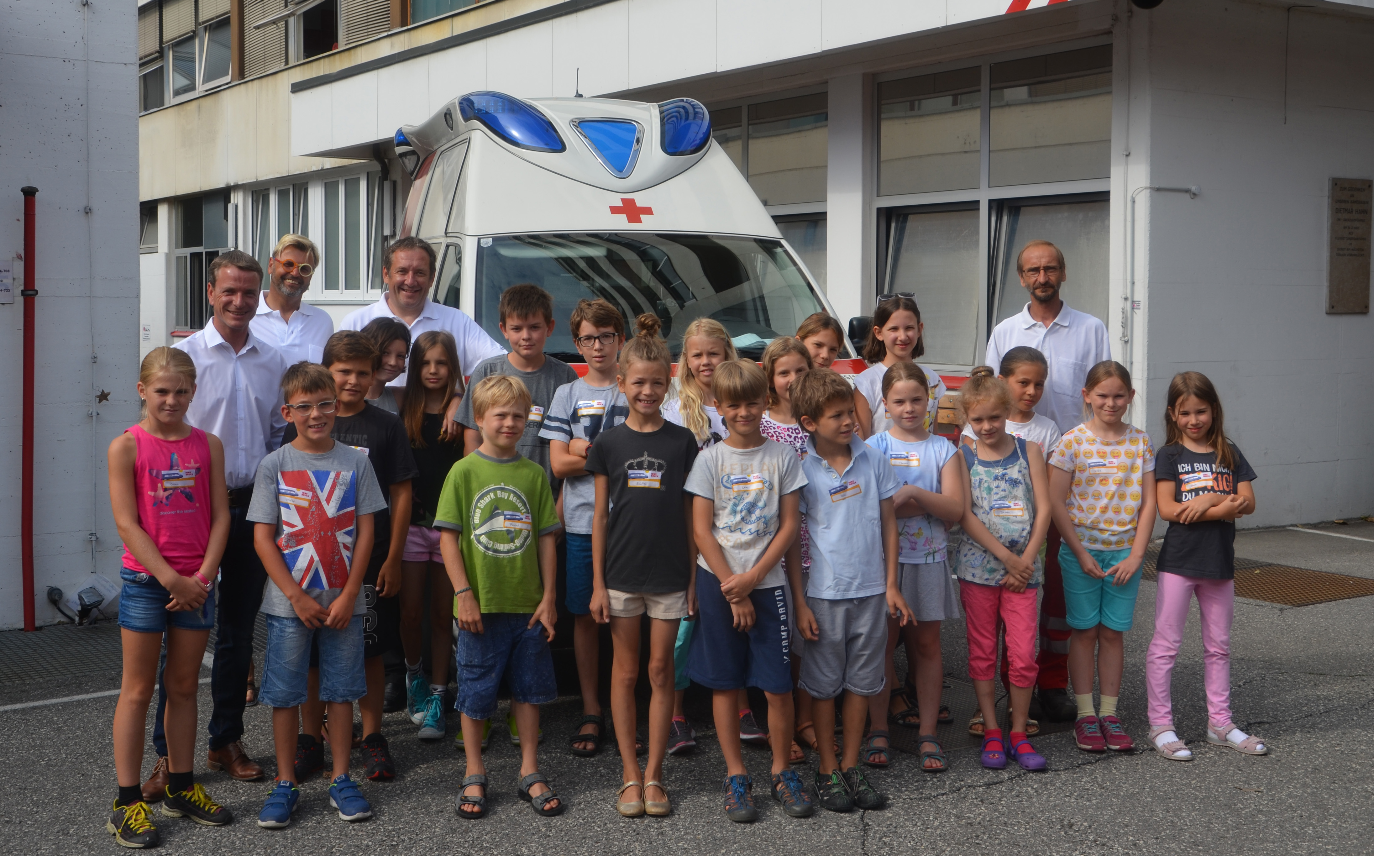 Der Ferienzug rollt durch Innsbruck! Hunderte Kinder nahmen bereits an den unterschiedlichsten Veranstaltungen teil. In der Buchhandlung Tyrolia zum Beispiel versuchten sie sich als junge WissenschaftlerInnen und erforschten das Mysterium Strom. Aber auch sportlich geht's zur Sache: Kaum eine Kletterwand ist für die jungen SportlerInnen zu hoch. Und beim Erste Hilfe Kurs lernten sie Verletzten zu helfen. Vizebürgermeister Christoph Kaufmann freute sich über die Begeisterung der Jüngsten.