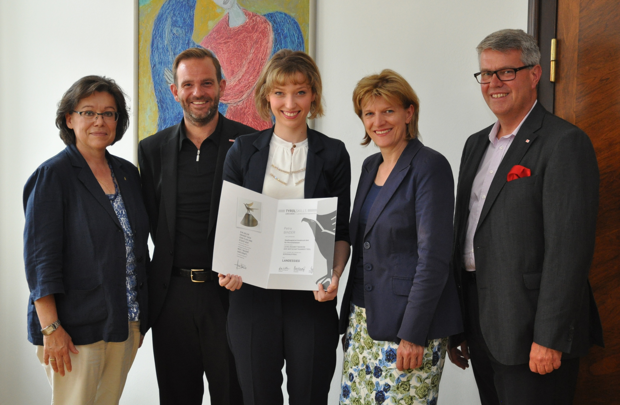 Petra Binder (Mitte) sicherte sich den Sieg beim Lehrlingswettbewerb in ihrer Klasse. Lehrlingsbeauftragte Monika Erharter, Koordinator des Lehrlingswettbewerbs David Narr (Wirtschaftskammer Tirol), Bürgermeisterin Christine Oppitz-Plörer und Personalchef Ferdinand Neu (v.l.n.r.) gratulierten.