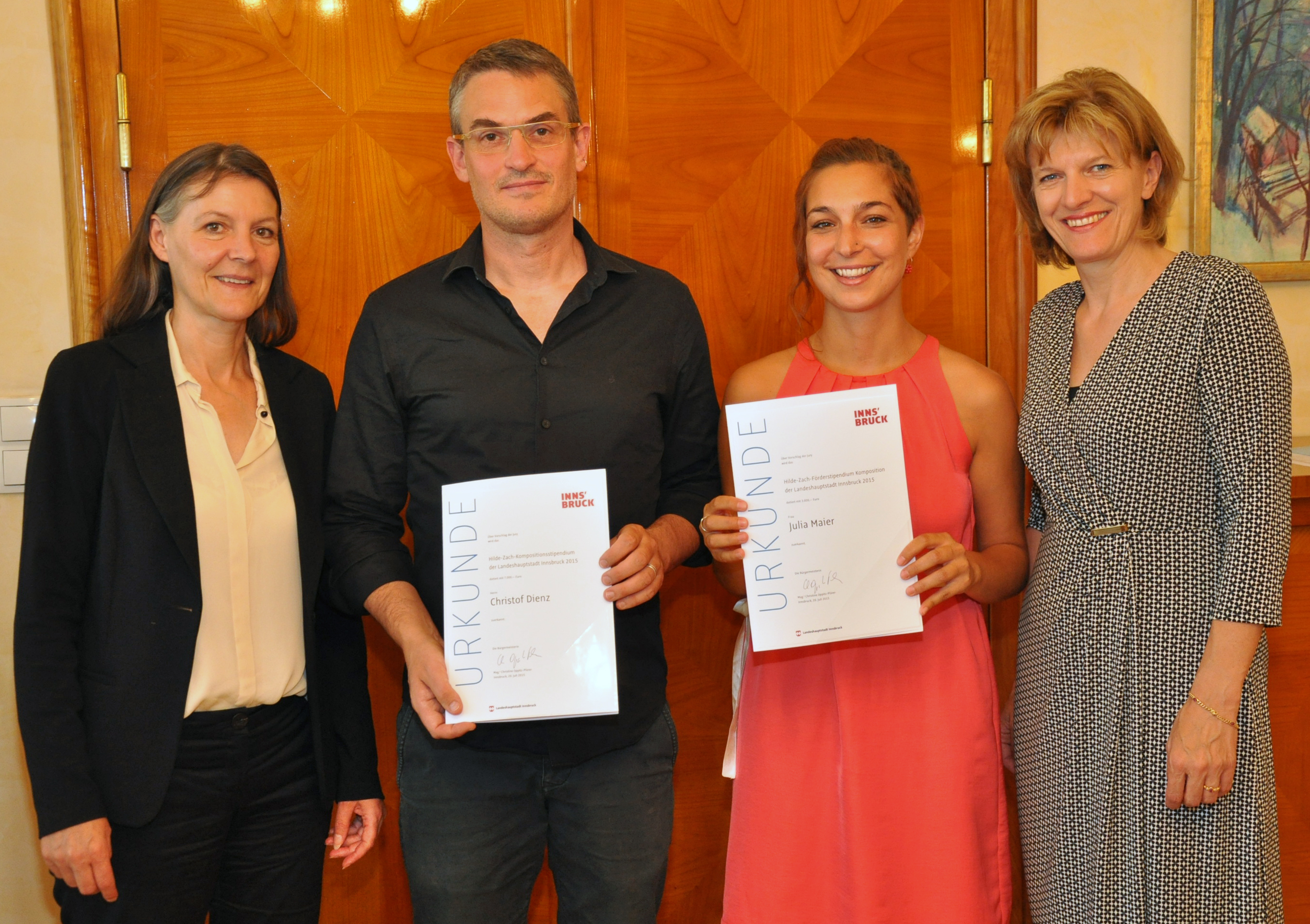 Bei der feierlichen Stipendienvergabe (v.l.): Kulturamtsleiterin Maria-Luise Mayr, die StipendiatInnen Christof Dienz und Julia Maier mit Bürgermeisterin Christine Oppitz-Plörer