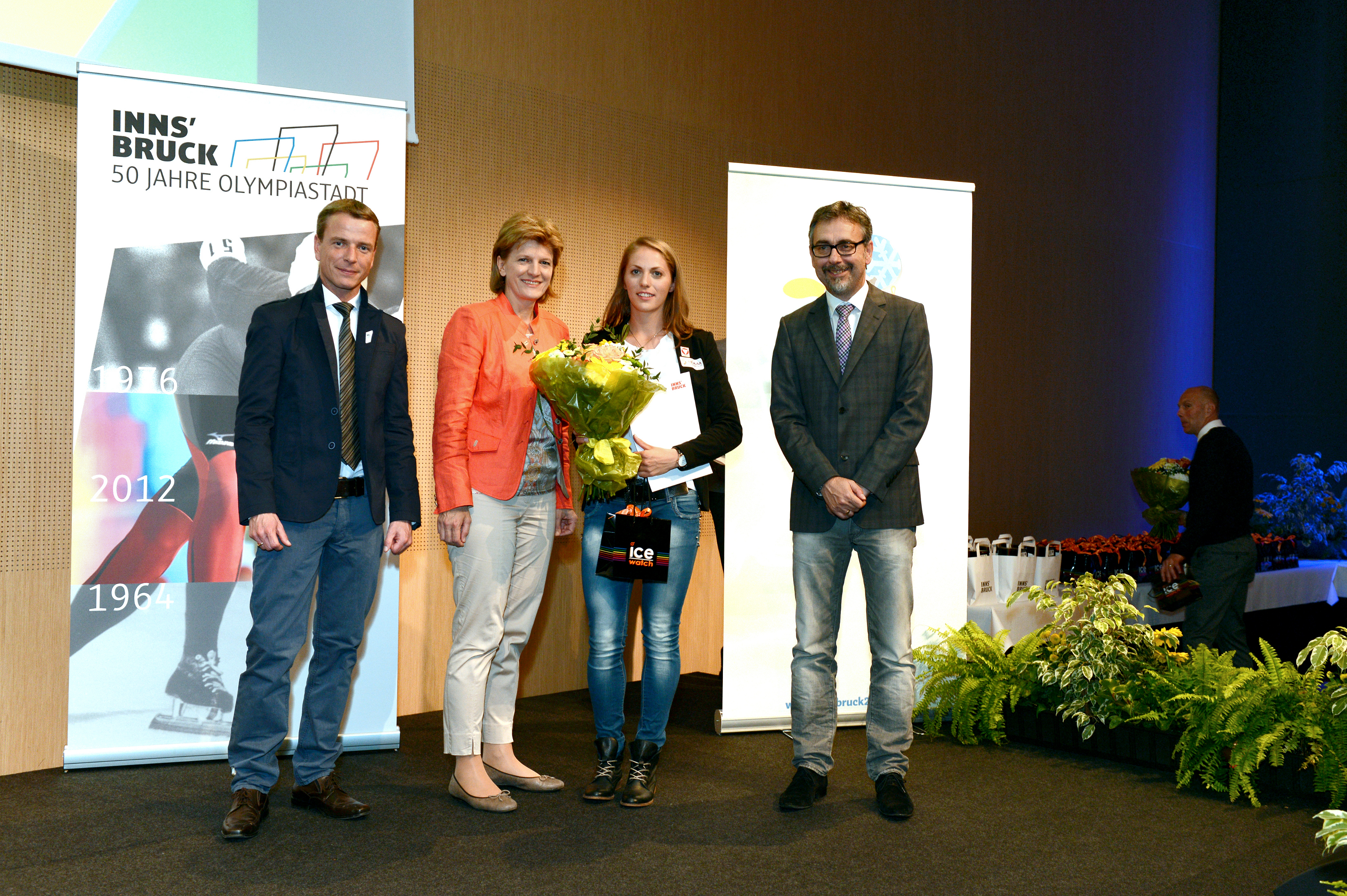 Bei der Sportlerehrung 2014 im Congress Innsbruck (v.l.): Vizebürgermeister Christoph Kaufmann, Bürgermeisterin Christine Oppitz-Plörer, Geehrte Kira Grünberg und Sportausschuss-Obmann GR Arno Grünbacher.