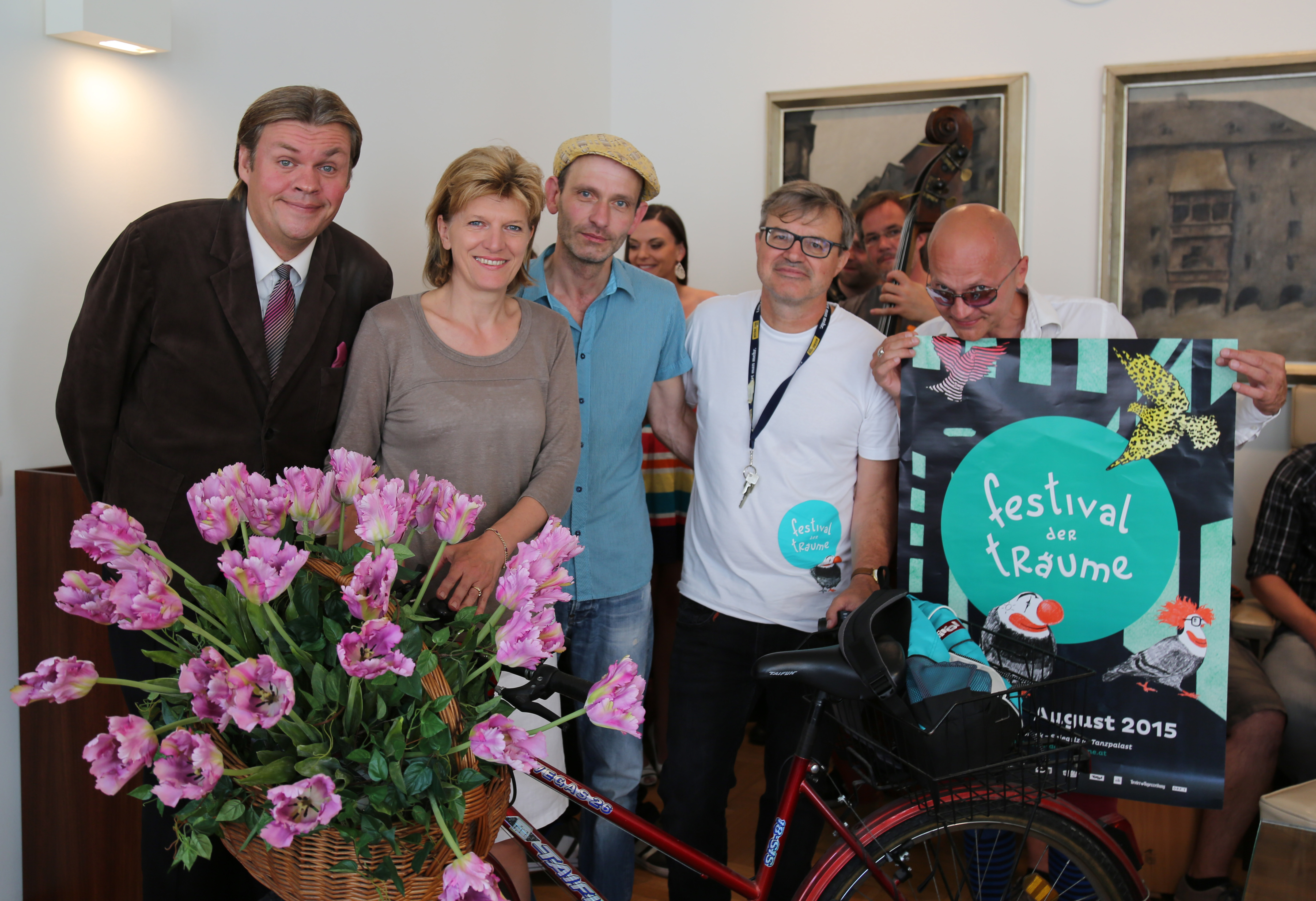 Bürgermeisterin Christine Oppitz-Plörer empfing das KünstlerInnen-Ensemble rund um Festival-Initiator Herbert Waltl (2.v.r.) im Stadtsenatssitzungszimmer. Ein Fahrrad war auch mit dabei.