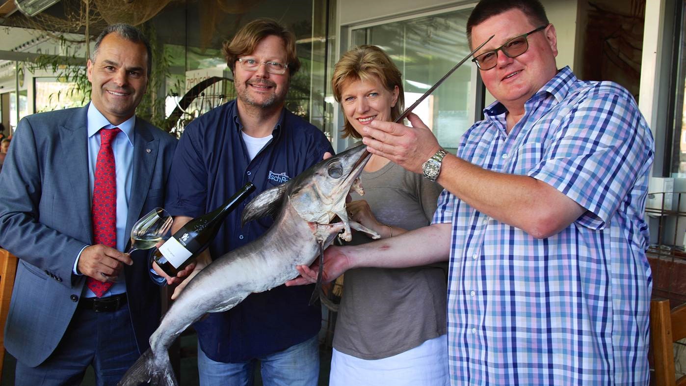 Bei der offiziellen Eröffnung des Hamburger Fischmarkts am Marktplatz bezeichnete auch Bürgermeisterin Christine Oppitz-Plörer sich als Fisch-Fan. Bei strahlendem Sonnenschein eröffnete sie den jährlich in der Tiroler Landeshauptstadt stattfindenden Markt. Von 06. – 16. August werden täglich von 11:00 – 23:00 Uhr beispielsweise Fischspezialitäten, Obst, Blumen, Lederwaren angeboten.