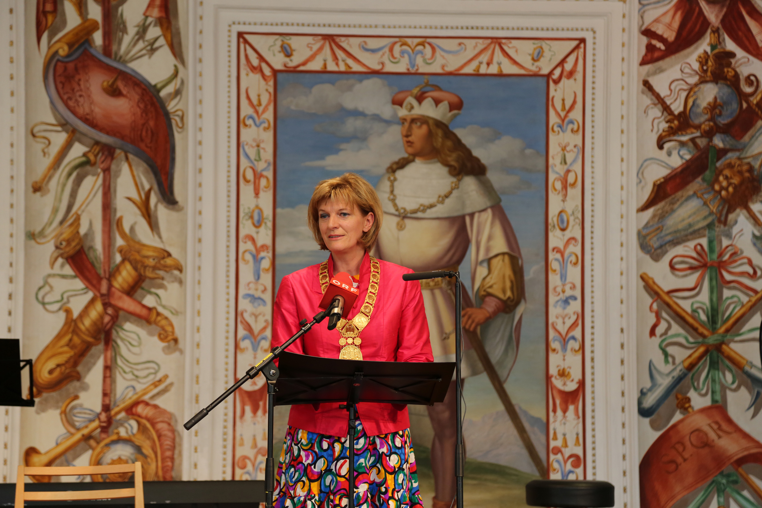 Bürgermeisterin Christine Oppitz-Plörer sprach in ihrer Eröffnungsrede über den Stellenwert der Festwochen der Alten Musik für die Kulturstadt Innsbruck und begrüßte die zahlreichen Gäste mit dem Liedrefrain: "EIn Hoch auf das, was vor uns liegt, dass es das Beste für uns gibt. Ein Hoch auf das, was uns vereint, auf diese Zeit. Auf dieses Leben, auf den Moment, der immer bleibt."