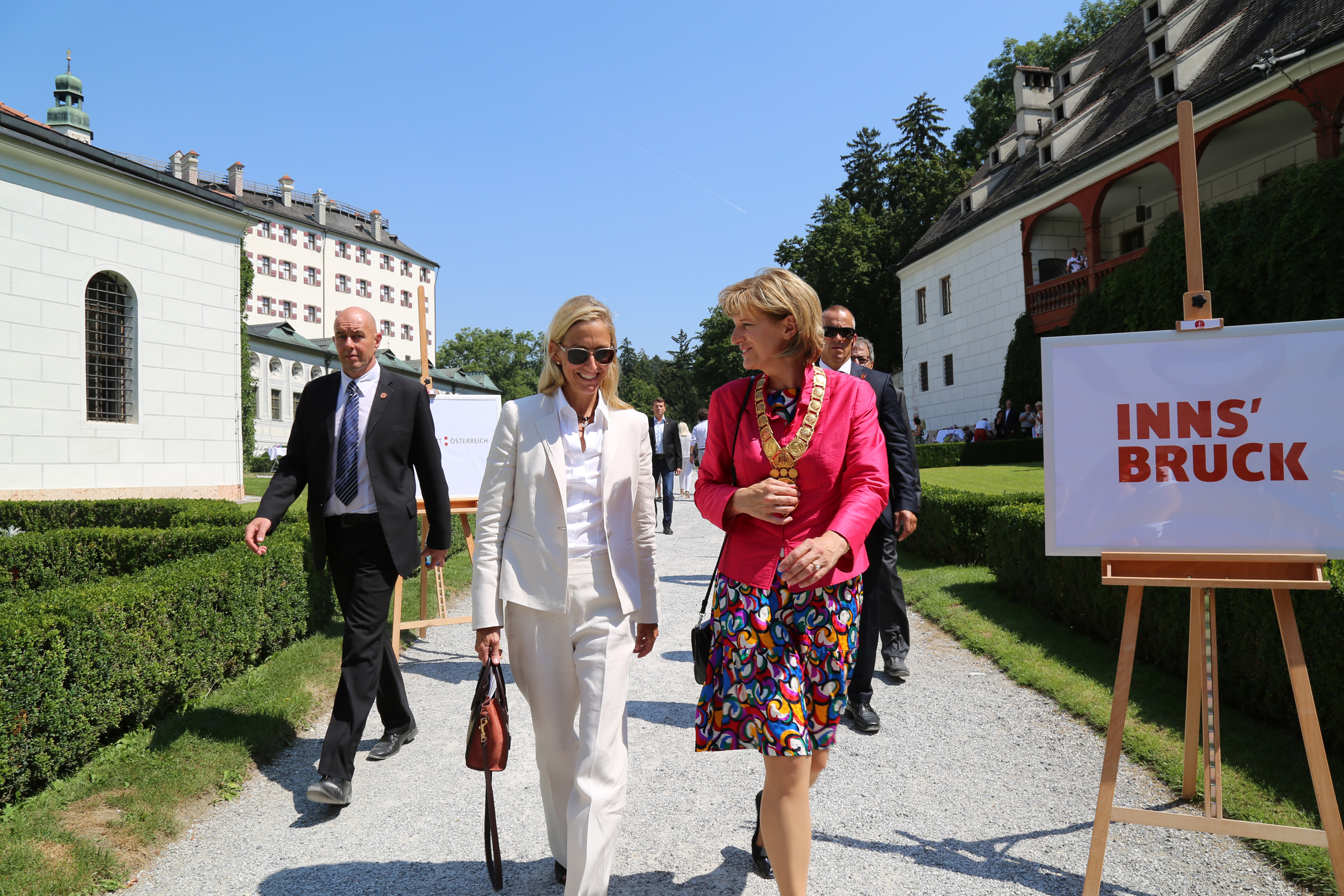 Bürgermeisterin Christine Oppitz-Plörer mit der Botschafterin der Vereinigten Staaten von Amerika Alexa Wesner (l.) beim Eröffnungsfest auf Schloss Ambras Innsbruck.