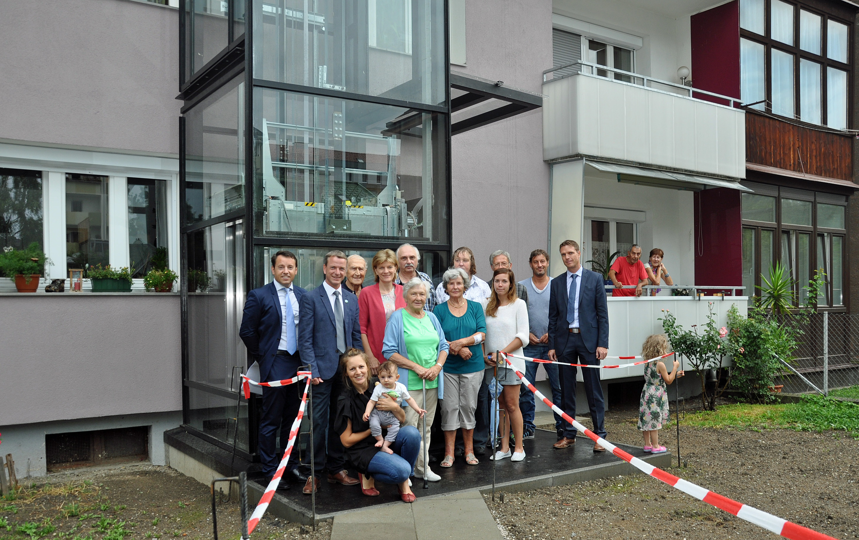 Gemeinsam mit Vertretern der IIG übergaben IIG-Geschäftsführer Franz Danler (l.), Vizebürgermeister Christoph Kaufmann (2. v. l.) und Bürgermeisterin Christine Oppitz-Plörer (4. v. l.) den neu angebauten Lift an die BewohnerInnen der Defreggerstraße 34.