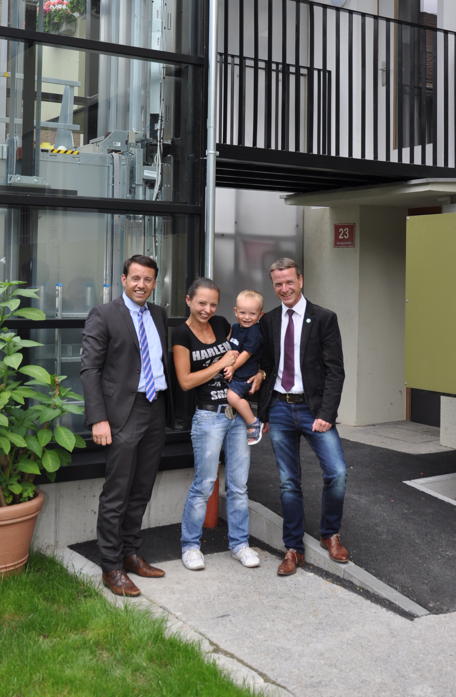 Auch in der Gumppstraße war die Freude über den neuen Lift groß.