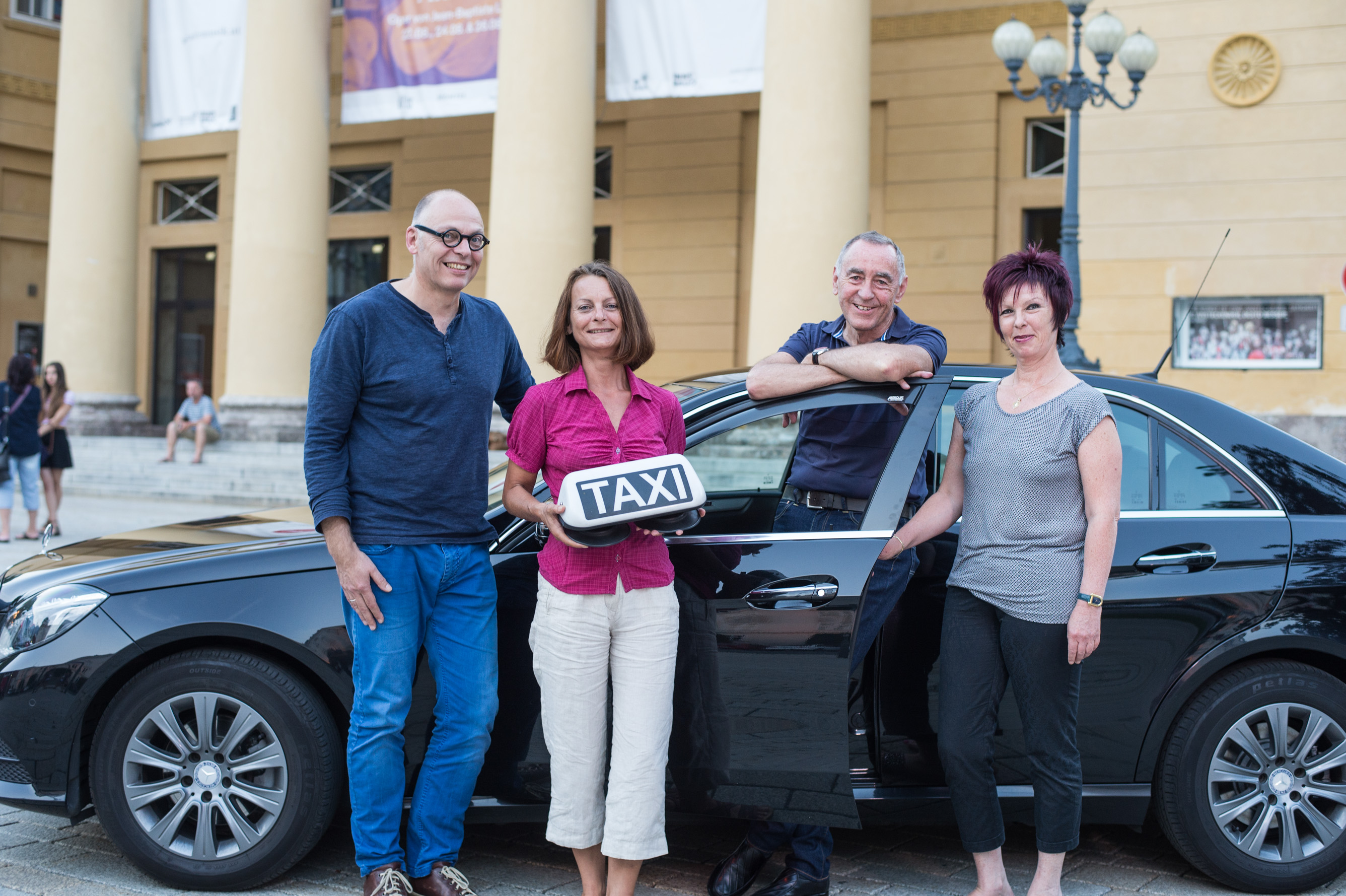 IVB-Geschäftsführer Martin Baltes, Vizebürgermeisterin  Sonja Pitscheider, Anton Eberl (Funktaxizentrale) und Uschi Klee (Amtsleiterin-Stv. Familie, Bildung und Gesellschaft; v. l.) feierten das 20-jährige Bestehen des Frauen-Nachttaxis.