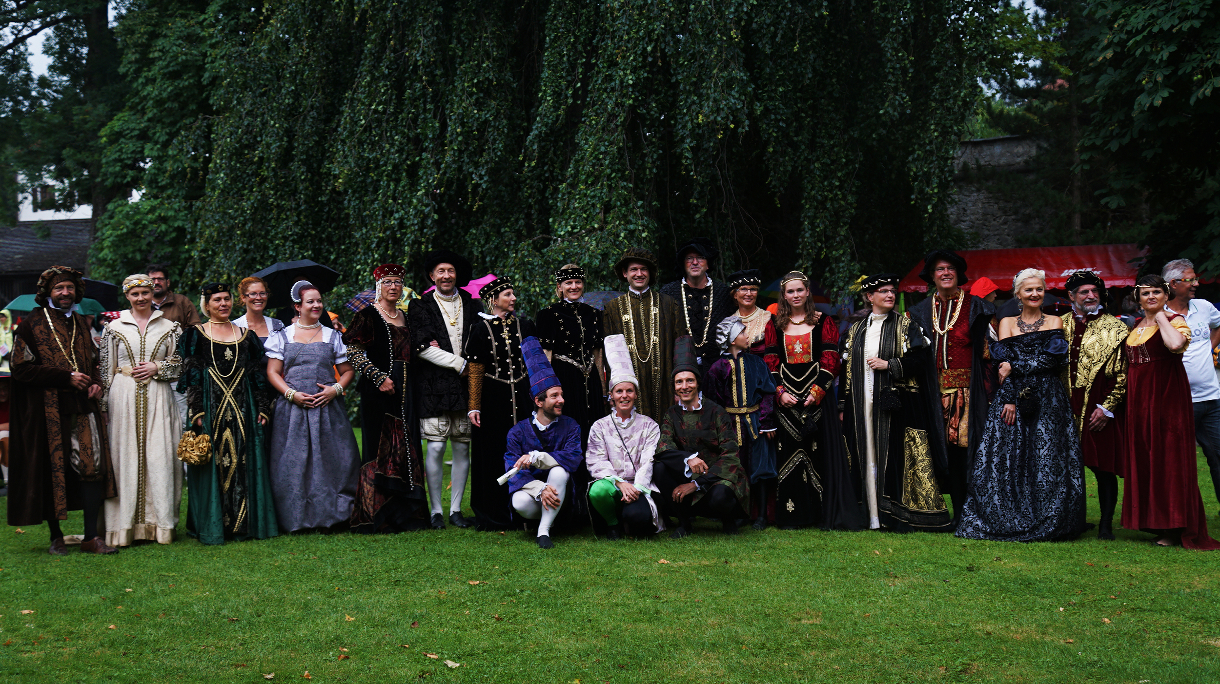 Vor genau 20 Jahren fand das erste Schlossfest im Zuge der Innsbrucker Festwochen der Alten Musik am Schloss Ambras statt. Auch heuer kamen wieder sehr viele BesucherInnen um sich vom traumhaften Ambiente des Renaissance-Schlosses bezaubern zu lassen. Darbietungen, Spiel und Spaß sorgte für freudestrahlende Gesichter bei Jung und Alt. Auch Bürgermeisterin Christine Oppitz-Plörer zeigte sich begeistert.