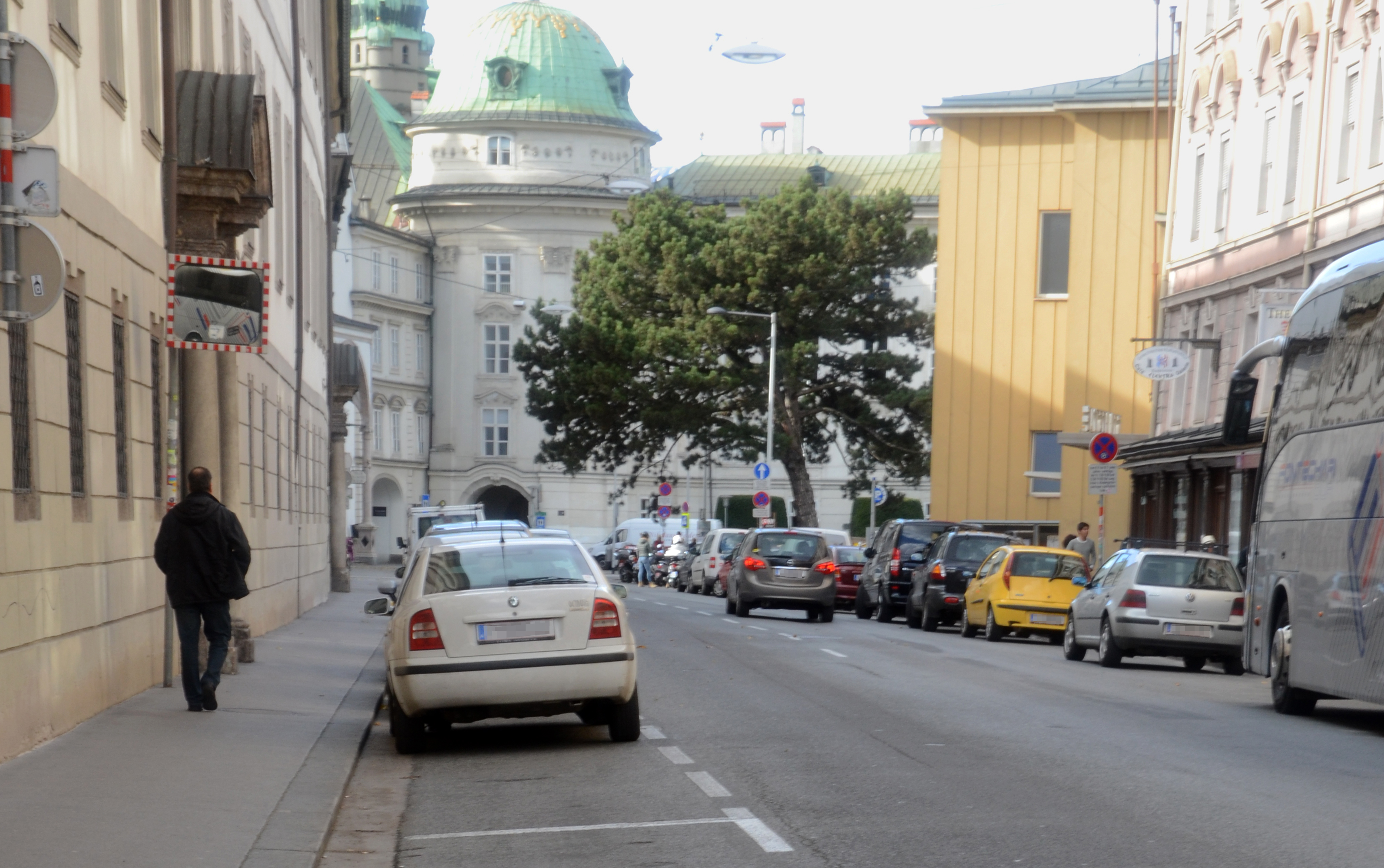 In der Abbruchphase bzw. bis Februar 2016 bleibt die Universitätsstraße weiter zweispurig mit Gegenverkehr befahrbar.