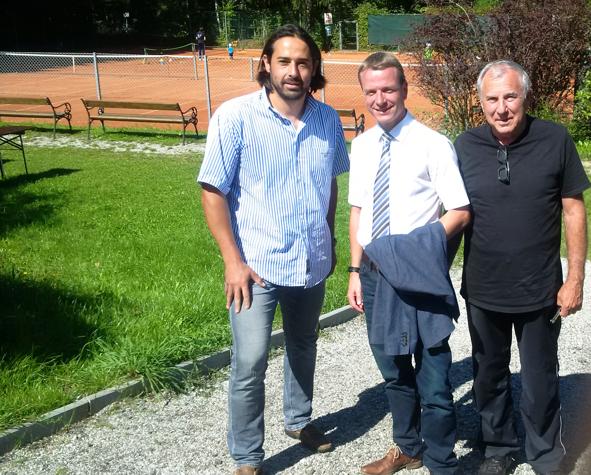 Bei strahlendem Sonnenschein stattete Vizebürgermeister Christoph Kaufmann dem Parkclub Igls einen Besuch ab. Der amtierende Präsident Markus Philadelphy (l.), sowie der ehemalige Präsident Horst Nedegger freuten sich und hießen Kaufmann herzlich willkommen.