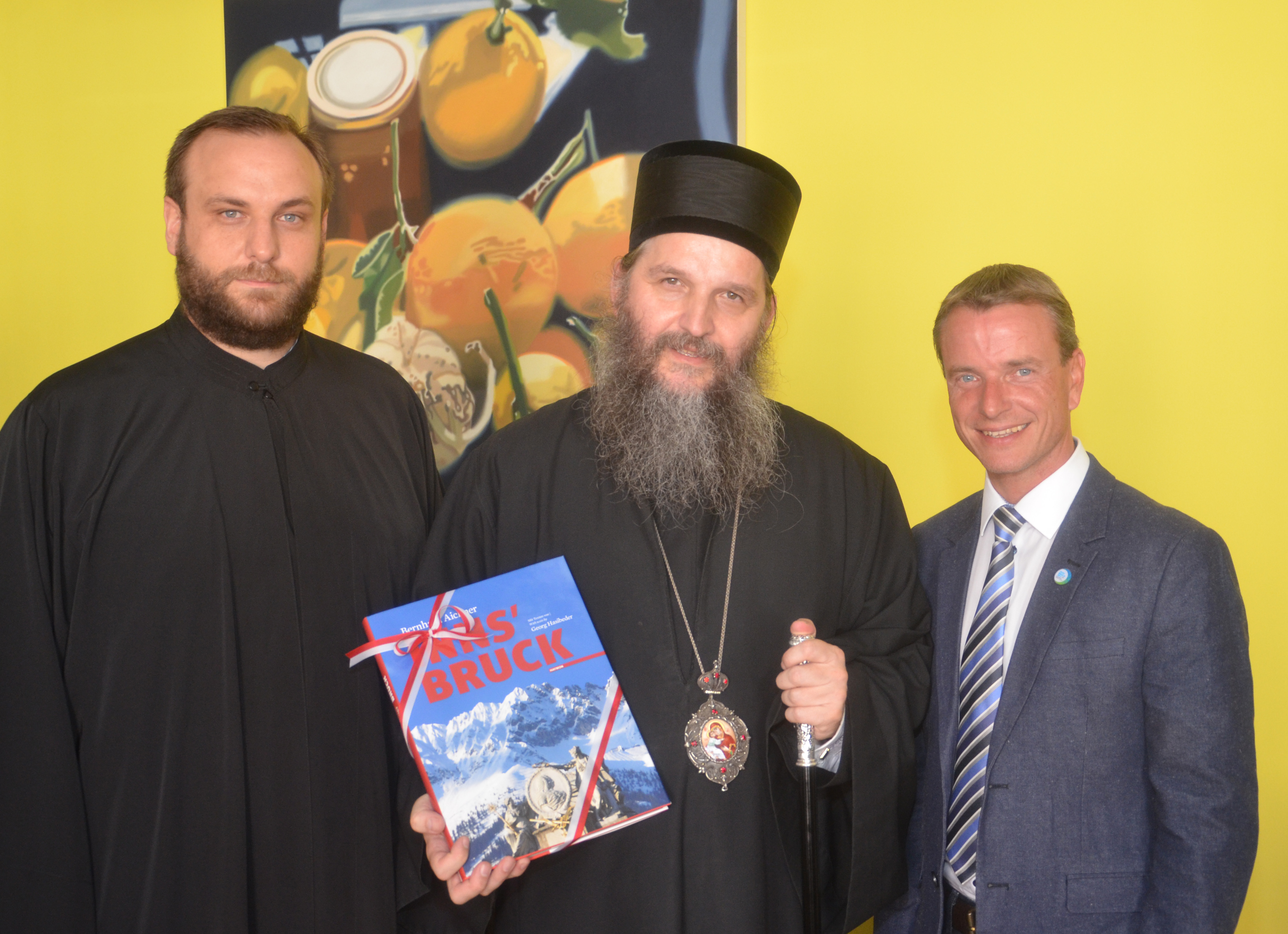 Am 27. August stattete der serbisch-orthodoxe Bischof Andrej (Mitte) Vizebürgermeister Christoph Kaufmann einen Antrittsbesuch ab. Gemeinsam mit Pfarrer Aleksandar Stolic (links) überreichte er ein Buch über Serbien. Als Willkommensgeschenk bekam der Bischof ein Buch über die Tiroler Landeshauptstadt.