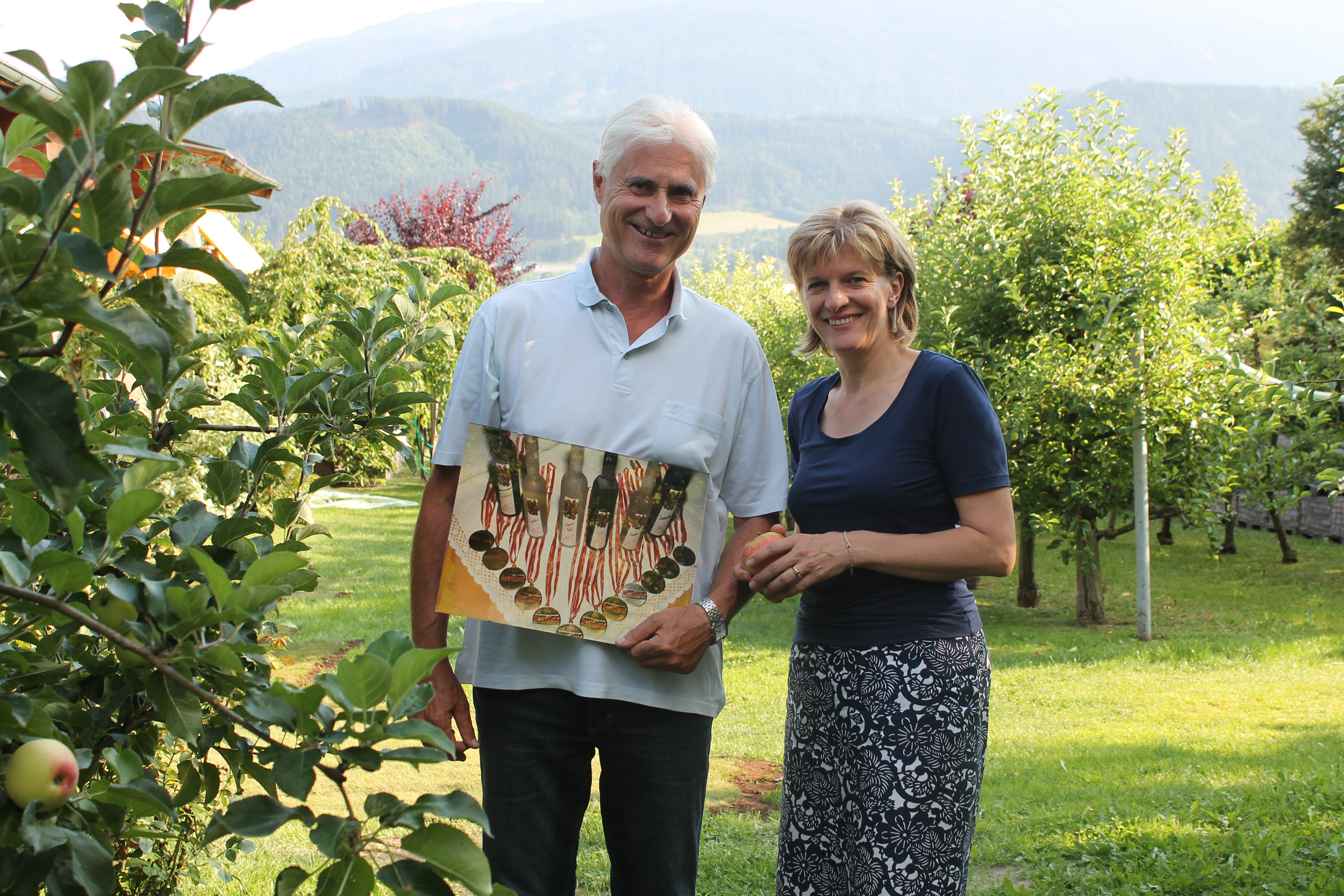 Reinhold Zegg führte Bürgermeisterin Christine Oppitz-Plörer durch seinen Garten und erzählte von seinem Arbeitsalltag.