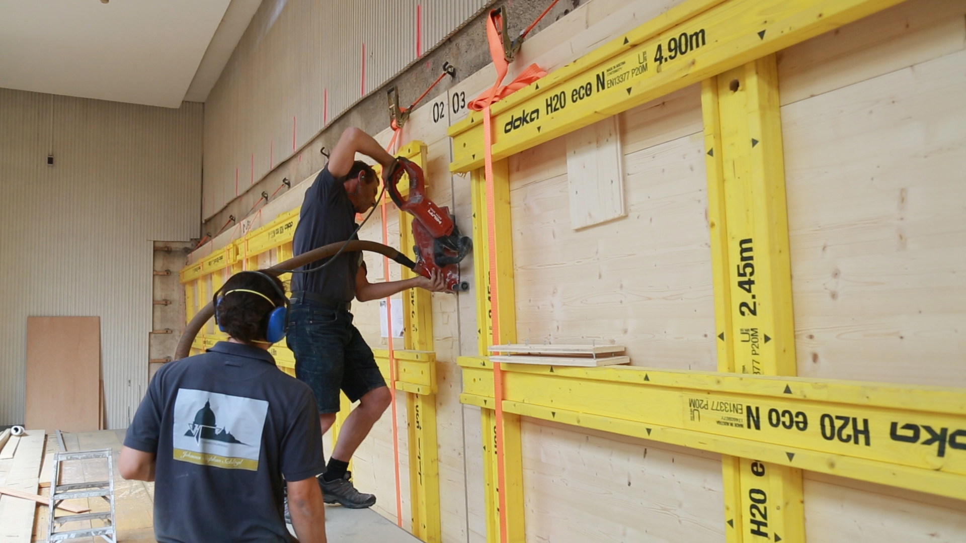 Die 28 Meter langen Weiler Friesen werden in je sechs Teile geschnitten. Es wird mit modernsten Geräten gearbeitet um den Verlust durch die Schnitte so klein wie möglich zu halten.