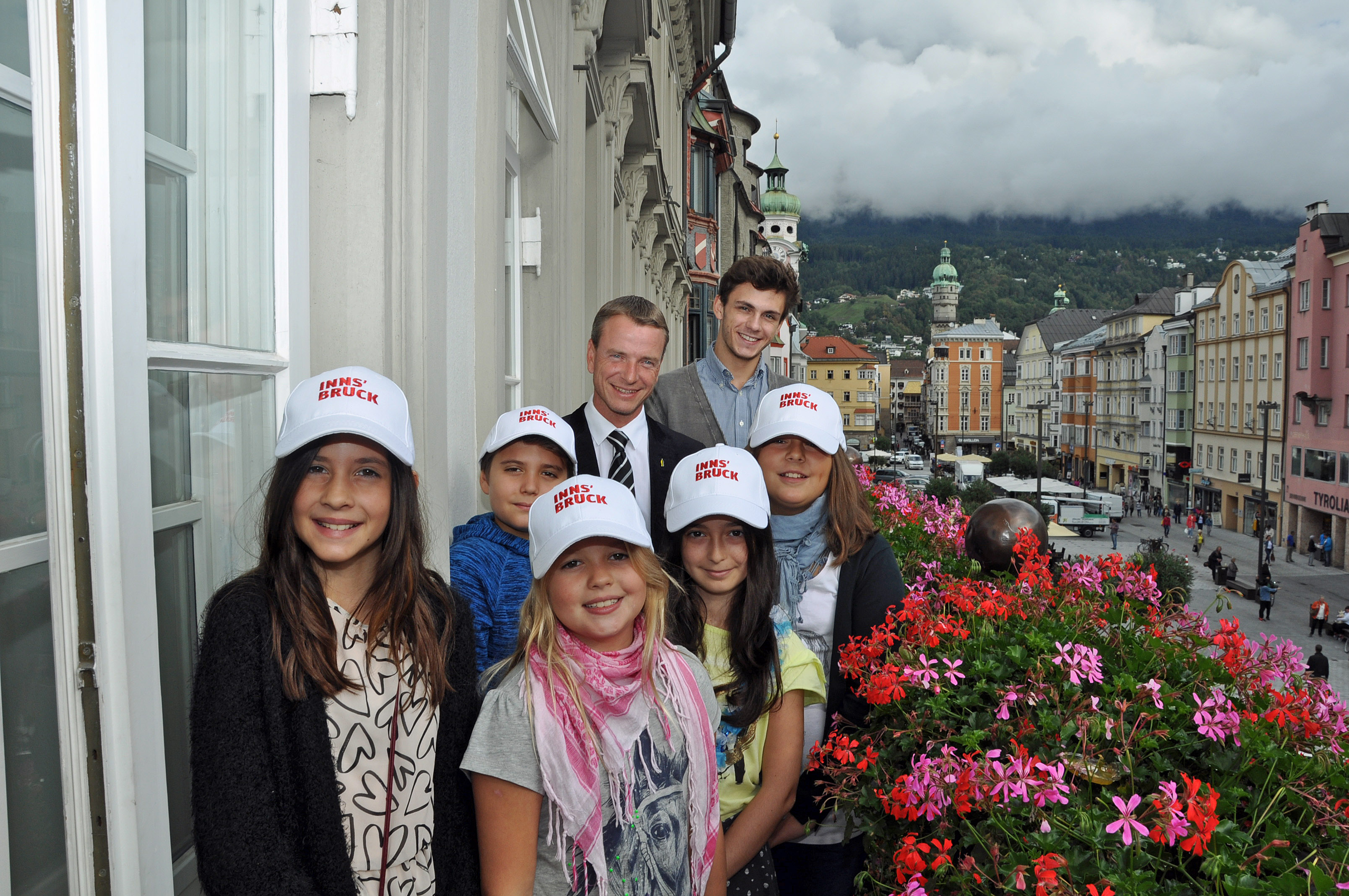 Zum Abschluss führte Vizebürgermeister Christoph Kaufmann (M.) die VertreterInnen der Kinderstadt noch auf den Balkon des Stadtsenatssitzungszimmers (v. l.): Celine Cincotta, Enzo Weiskopf, Hannah Junger, Lea Stummer, Johanna Dietl und Betreuer Hugo Grossgasteiger