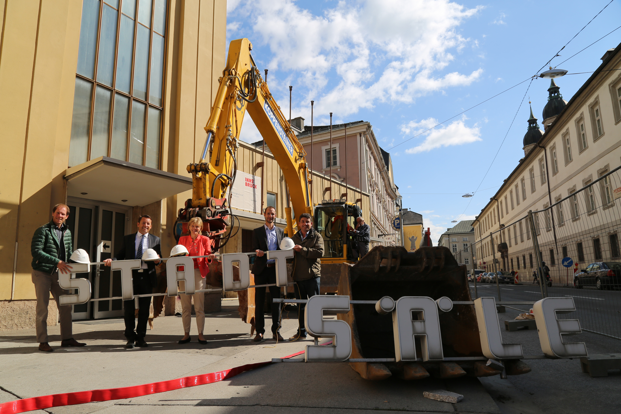 Bei den ersten Abbrucharbeiten der Innsbrucker Stadtsäle (v.l.): Markus Schöpf (IIG), Franz Danler (Geschäftsführer der IIG), Bürgermeisterin Christine Oppitz-Plörer, Georg Preyer (IIG) und Stefan Eller (IIG).