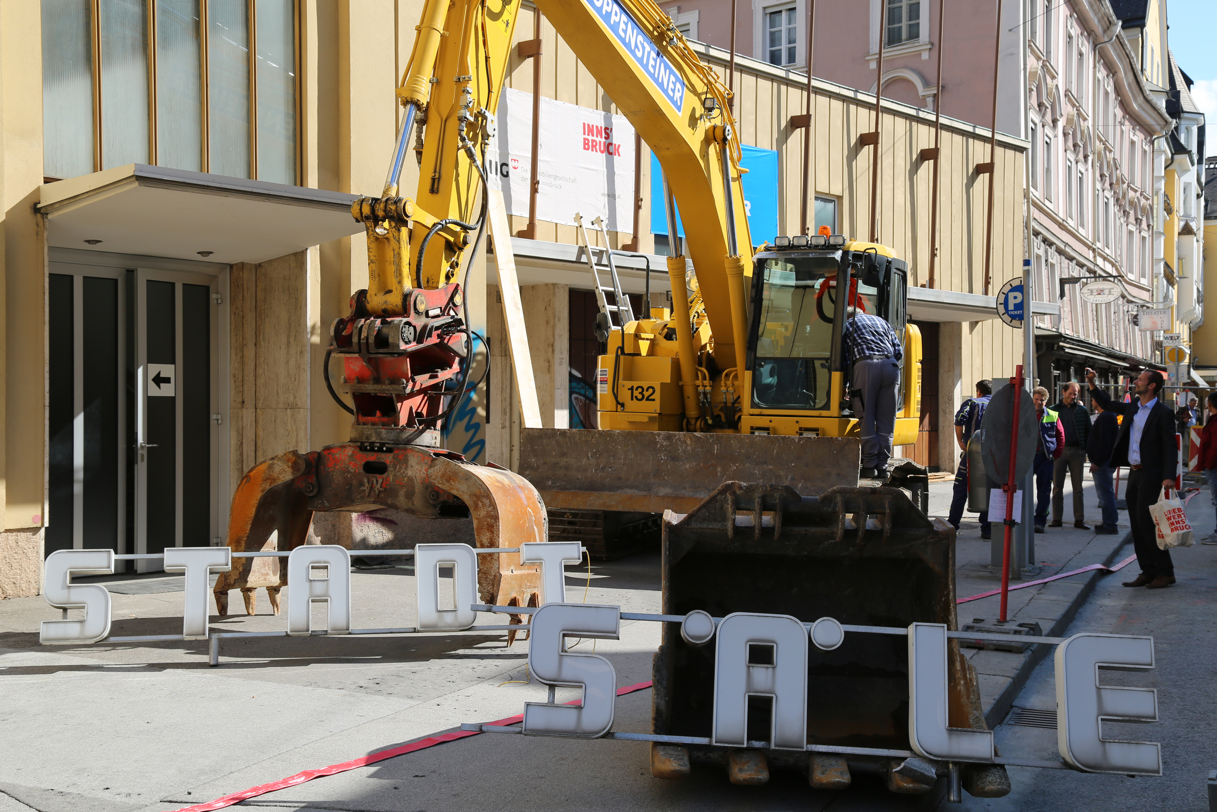 Der allseits bekannte Schriftzug der Innsbrucker Stadtsäle wurde vor dem Beginn der Baggerarbeiten in Sicherheit gebracht.