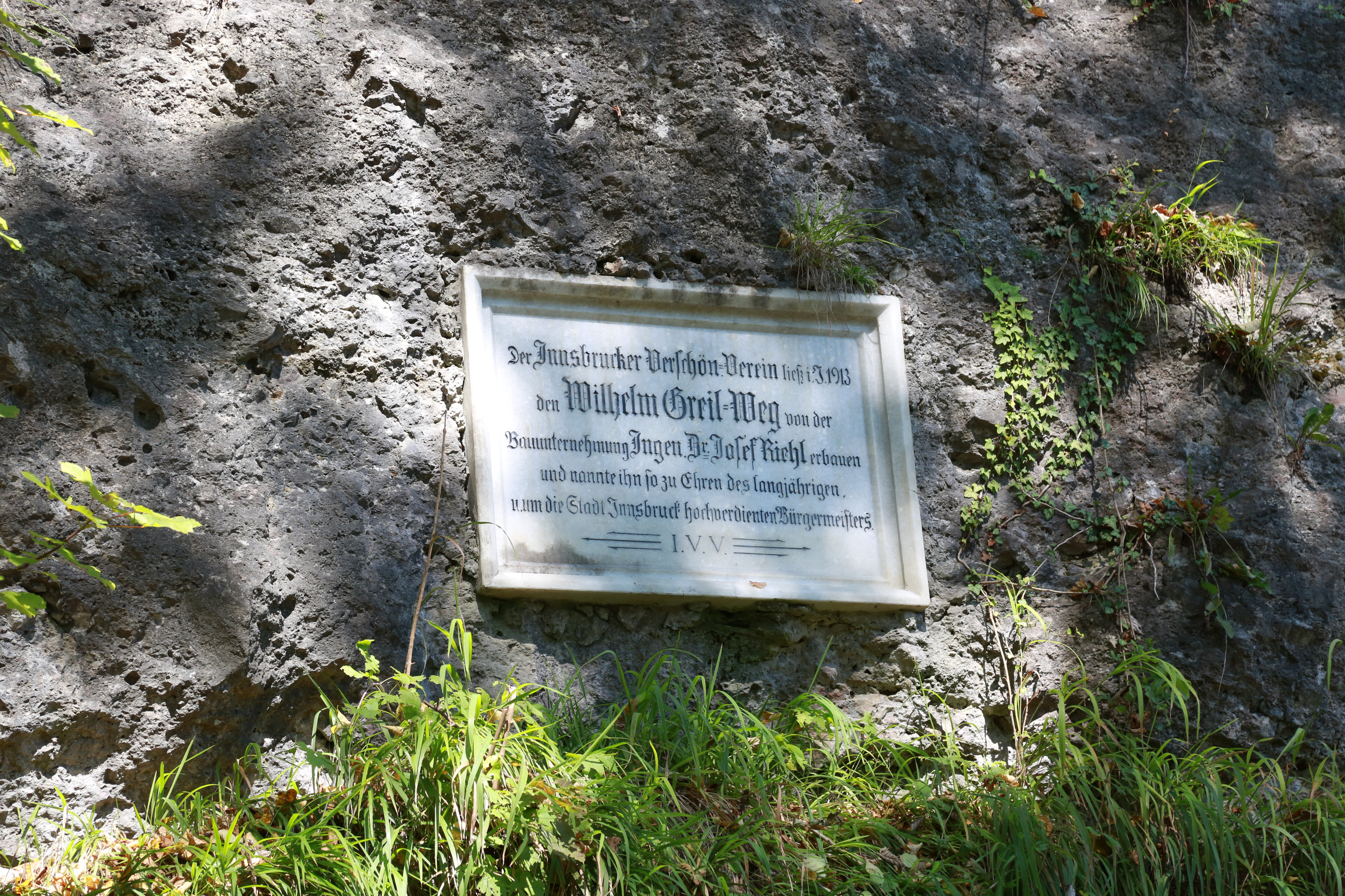 Die Tafel erinnert an die Errichtung des Wilhelm-Greil-Weges 1916 durch den Innsbrucker Verschönerungsverein. Zukünftig wird sich das Forstamt der Stadt Innsbruck um den Erhalt der Steig- und Wegeanlage kümmern.