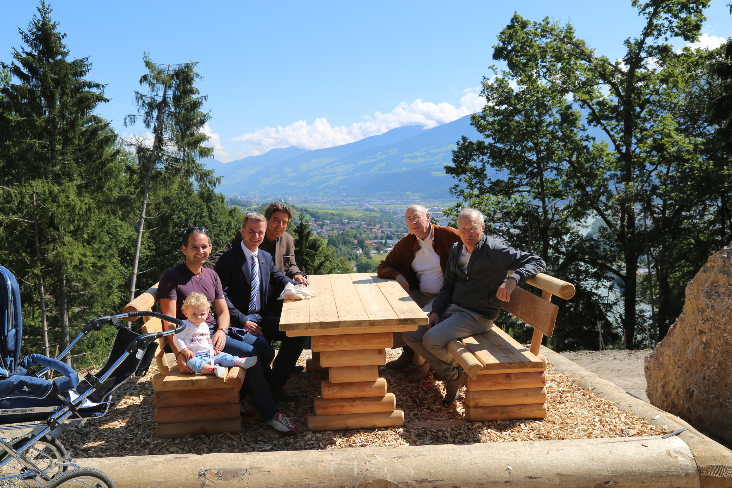In der Panoramakurve des Waldweges Hungerburg treffen sich künftig RadfahrerInnen, WanderInnen und auch Familien, die mit ihren Kinderwägen einen Spaziergang machen, was dank der neu errichteten Weganlage möglich ist (v.l.): Josef Ebner mit seiner Tochter Magdalena, Vizebürgermeister Christoph Kaufmann, Markus Lutz (IKB), Hermann Hell (Innsbrucker Verschönerungsverein) und Andreas Rauch (Naturstrom Mühlau).