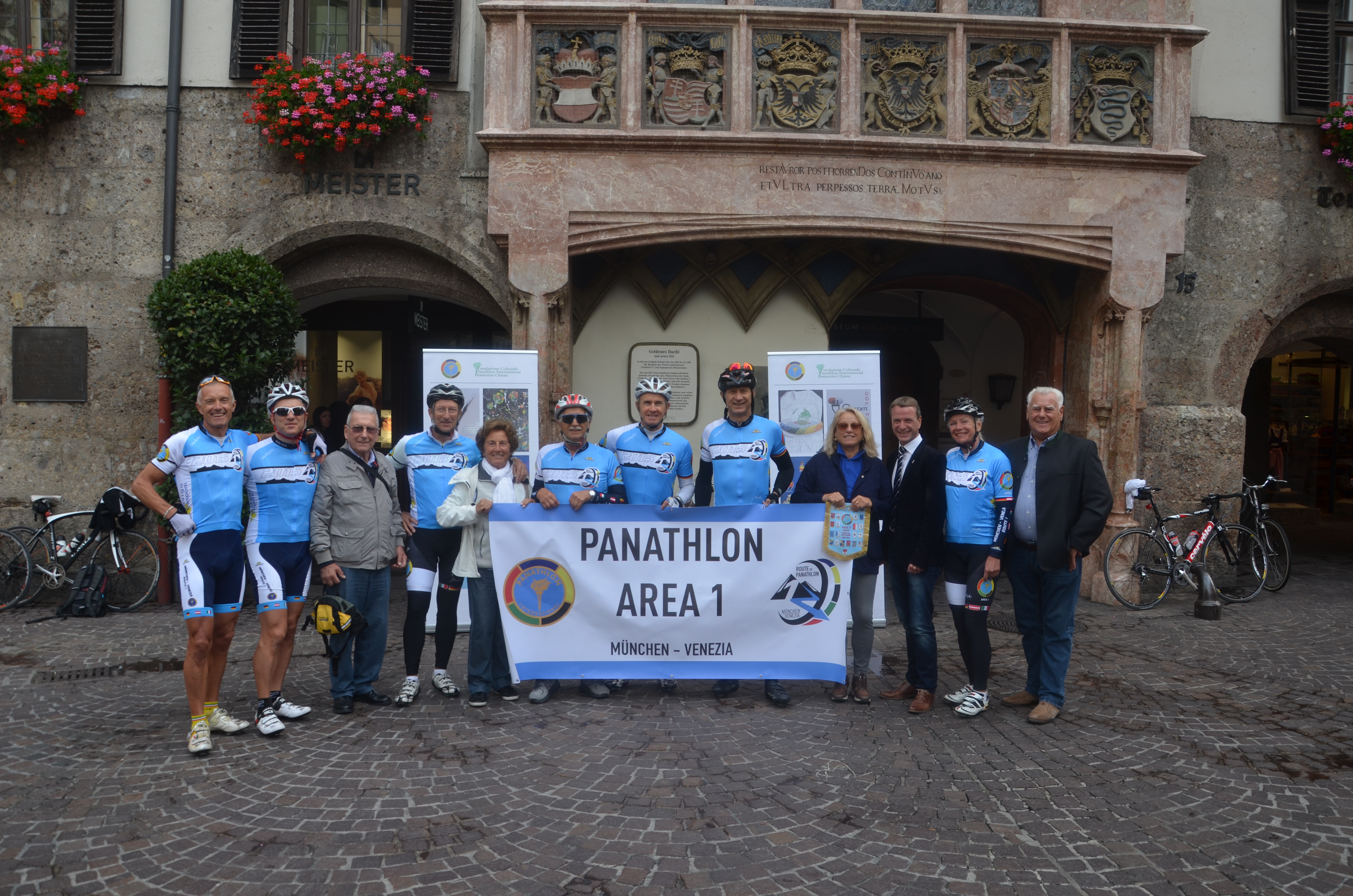 Eine Gruppe tüchtiger RadfahrerInnen machte kürzlich Zwischenstopp in der Tiroler Landeshauptstadt. die ItalienerInnen radeln bereits zum siebten Mal von München nach Venedig. Vizebürgermeister und Sportreferent Christoph Kaufmann hieß sie herzlich in Innsbruck willkommen und wünschte eine gute und unfallfreie Weiterreise.