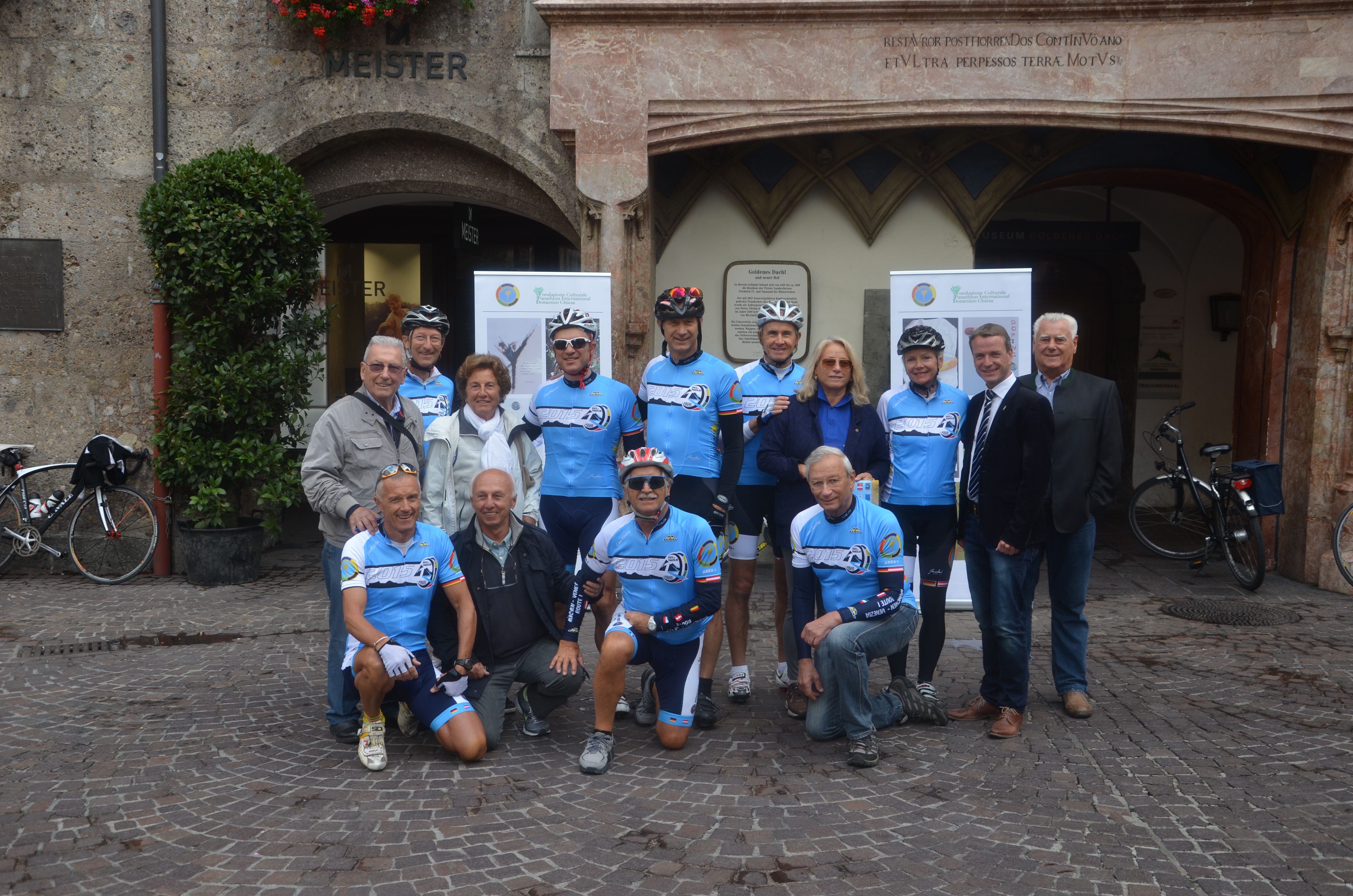 Eine Gruppe tüchtiger RadfahrerInnen machte kürzlich Zwischenstopp in der Tiroler Landeshauptstadt. die ItalienerInnen radeln bereits zum siebten Mal von München nach Venedig. Vizebürgermeister und Sportreferent Christoph Kaufmann hieß sie herzlich in Innsbruck willkommen und wünschte eine gute und unfallfreie Weiterreise.