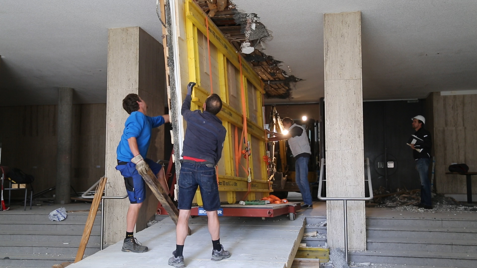 Von der Decke musste der Putz herunter genommen werden, damit die Weiler-Friese-Teilstücke überhaupt abtransportiert werden können.