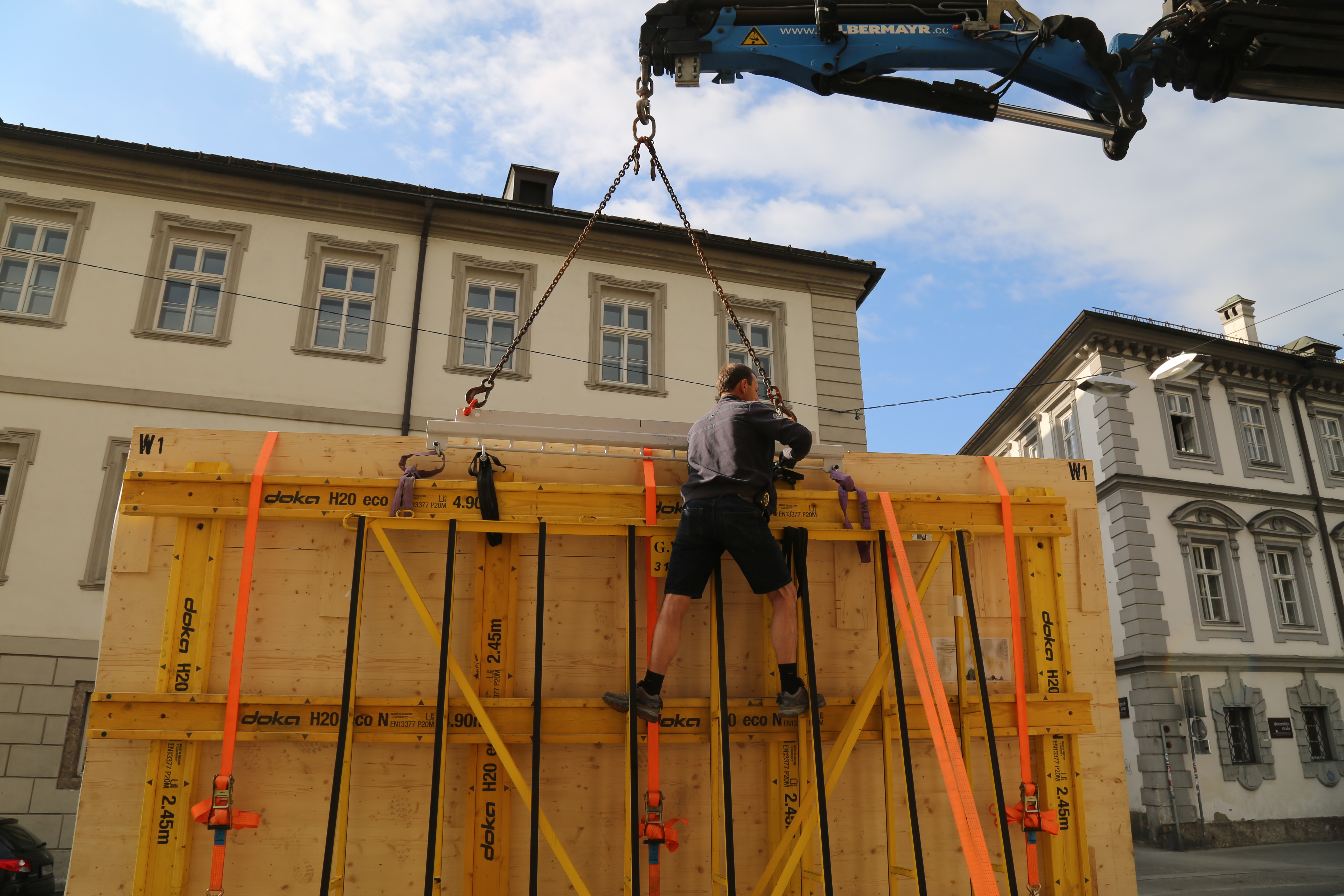Nun wird das Friese-Teilstück noch am LKW gesichert und schon kann die Fahrt Richtung Valiergasse starten.
