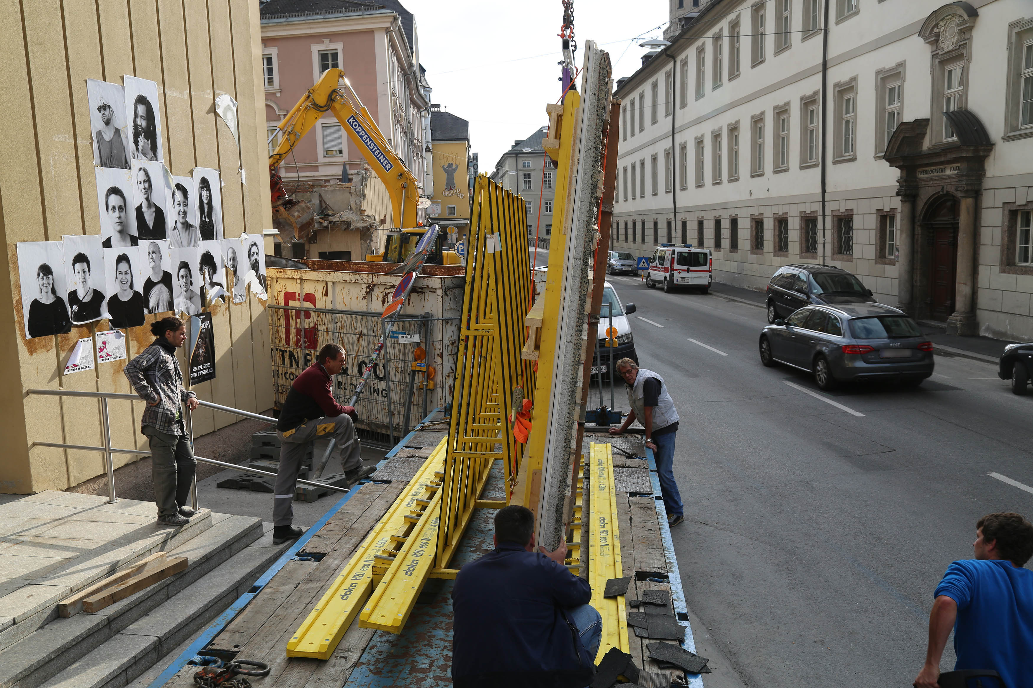 Das Einpassen auf dem LKW in den Transportschienen erfordert wieder zentimetergenaues Arbeiten und viel Fingerspitzengefühl, vor allem vom Kranfahrer.