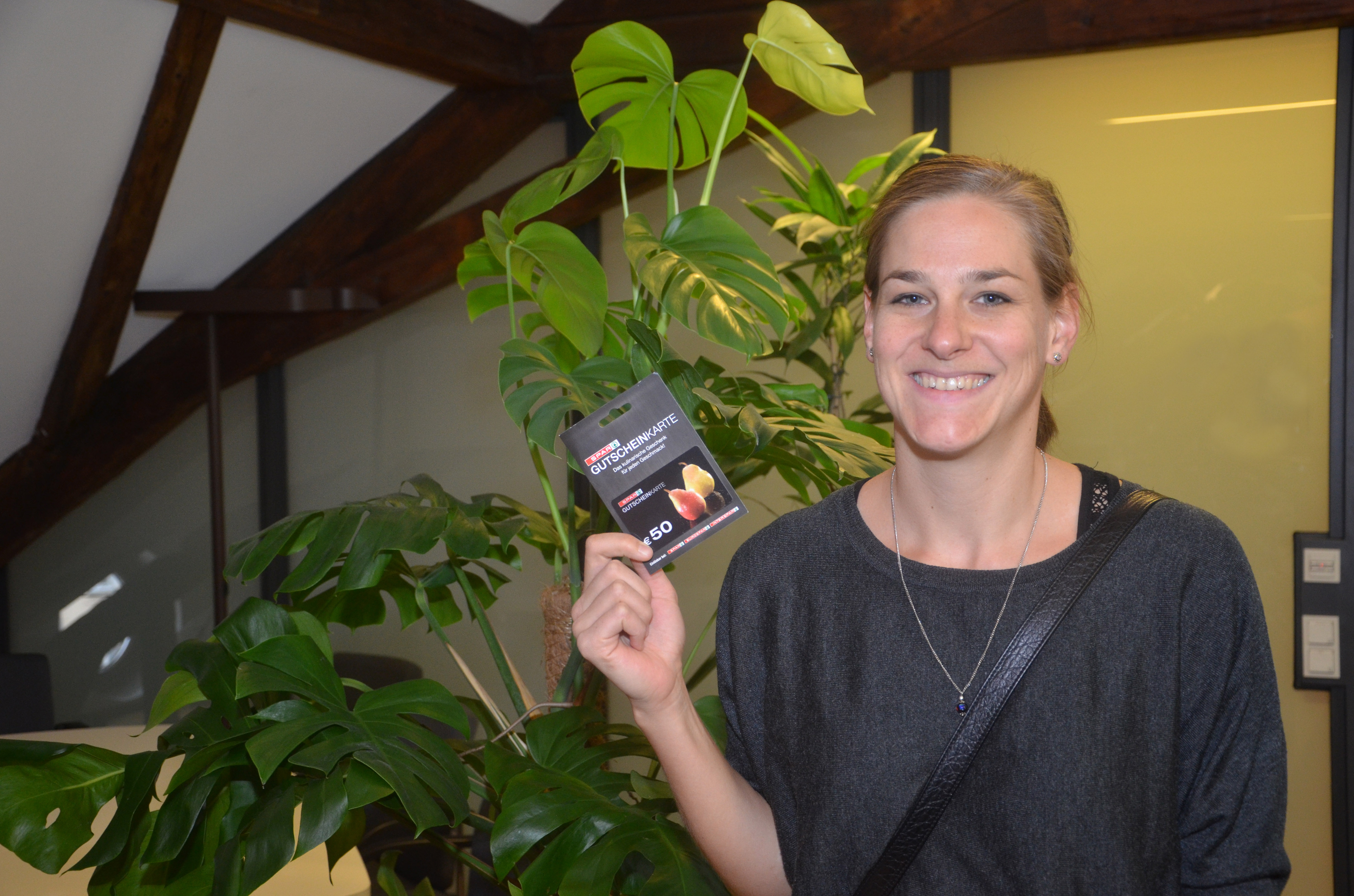 Julia Unterkofler freut sich sichtlich über ihren Gewinn eines Spar-Einkaufgutscheins im Wert von 50,- EUR.