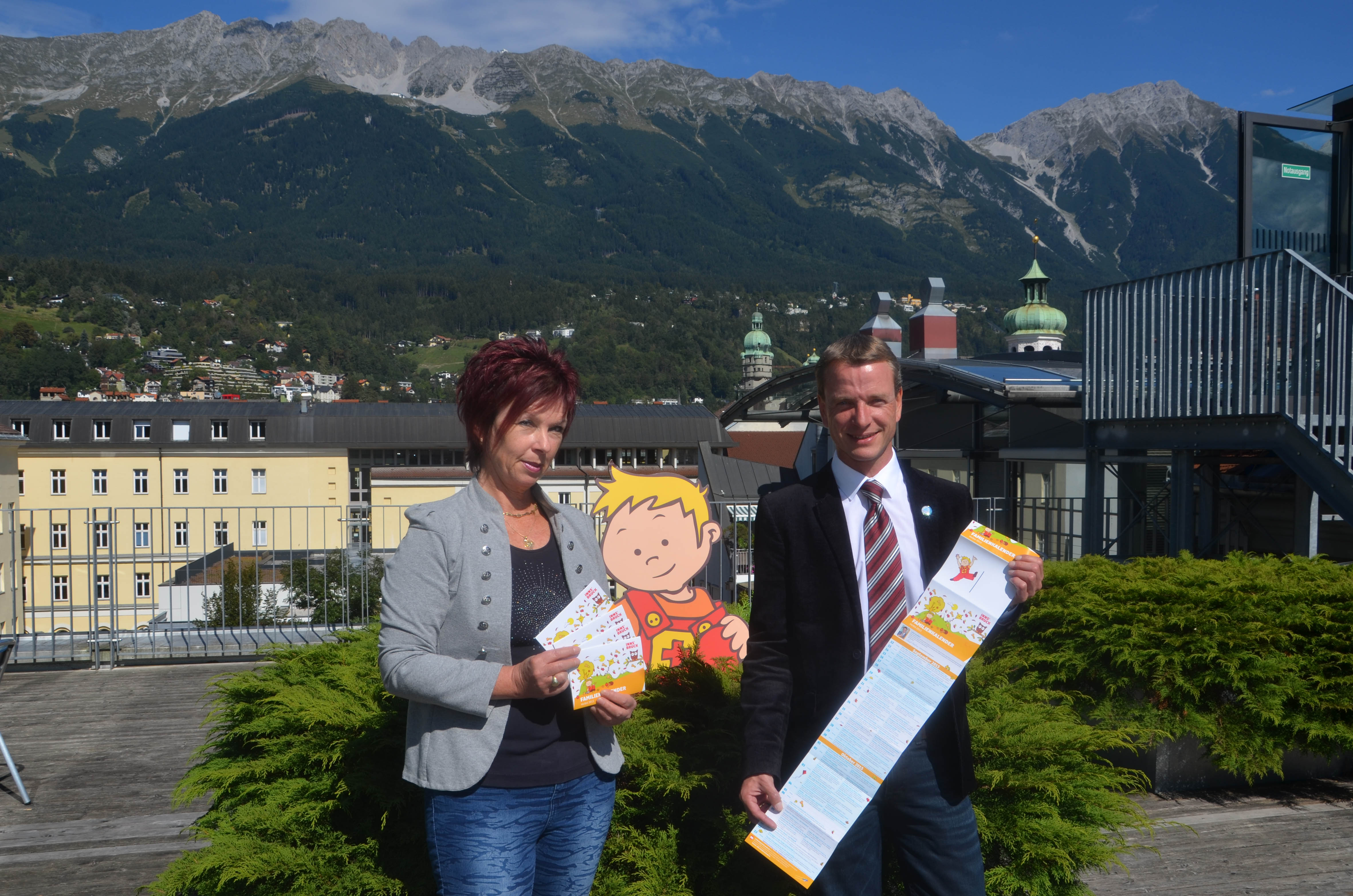 Vizebürgermeister Christoph Kaufmann und Referatsleiterin Uschi Klee (Frauen, Familien und SeniorInnen) halten bereits die aktuelle Ausgabe in ihren Händen.