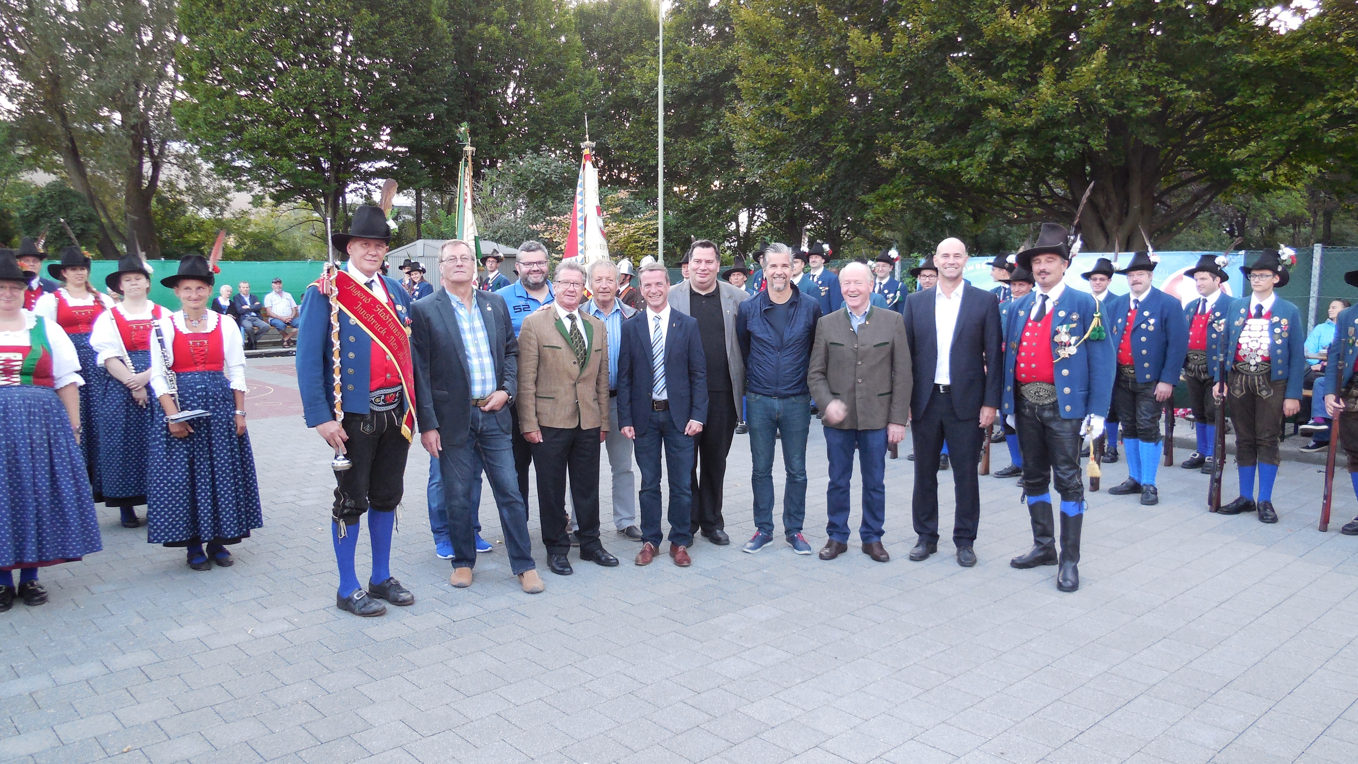 Der Union  Sportverein ‎Olympisches Dorf /Neu Arzl feierte sein 40 jähriges Bestandsjubiläum. Der 1975 gegründete Sportverein besteht aus 12 Sektionen mit insgesamt ca.700 Mitgliedern. 
Vizebürgermeister und Sportreferent Christoph Kaufmann gratulierte gemeinsam mit dem Gründungspräsident Friedl Ludescher und ‎Union Präsident Günther Mitterbauer.