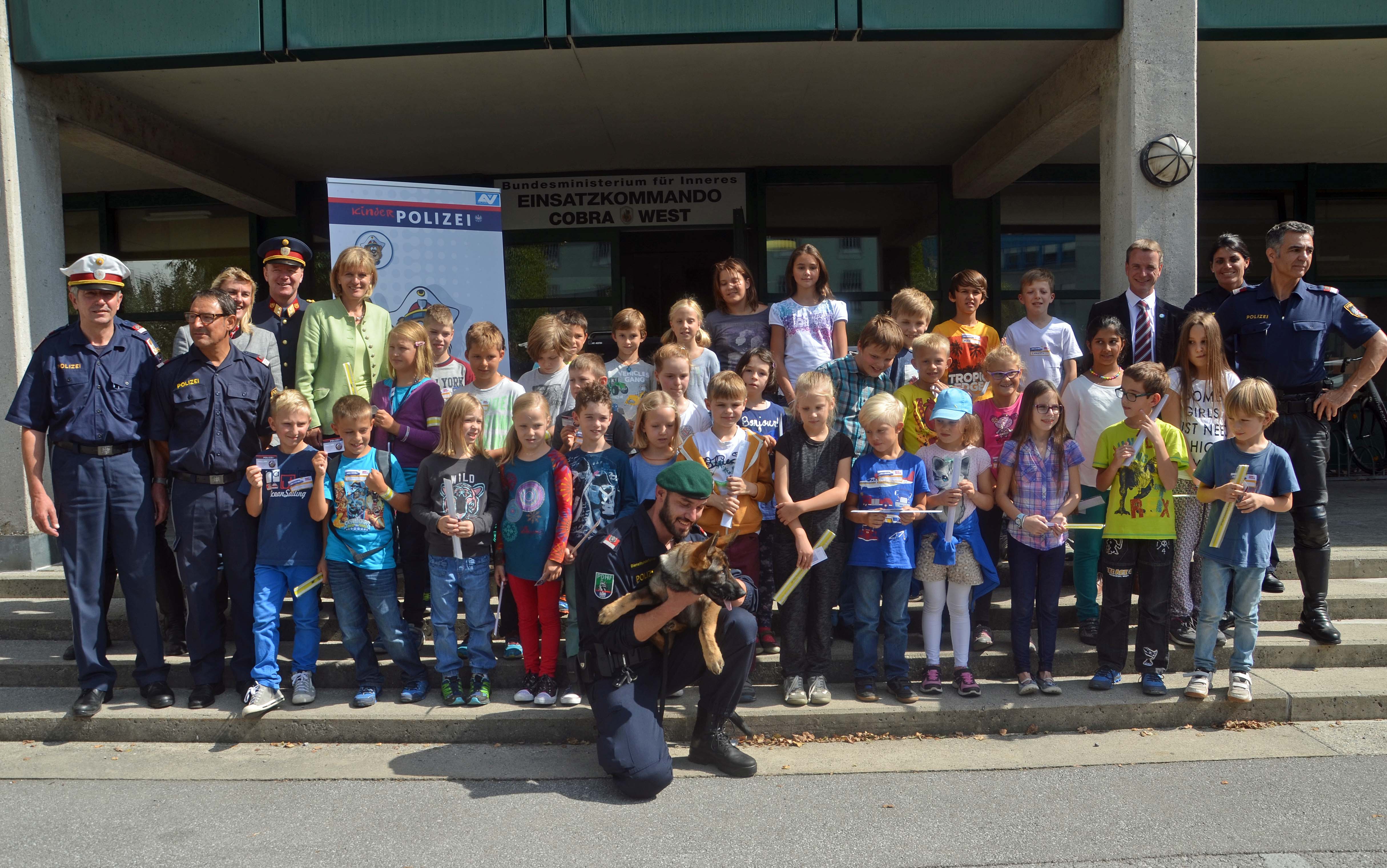 Zum Abschluss gab es ein Gruppenfoto der neuen KinderpolizeiinspektorInnen mit Bürgermeisterin Christine Oppitz-Plörer (5. v. l.; hinten), Vizebürgermeister Christoph Kaufmann (3. v. r.; hinten), Referentin Birgit Hofbauer (3. v. l.; hinten) und Oberstleutnant Manfred Dummer (4. v. l.; hinten) sowie weitere VertreterInnen der Polizei.