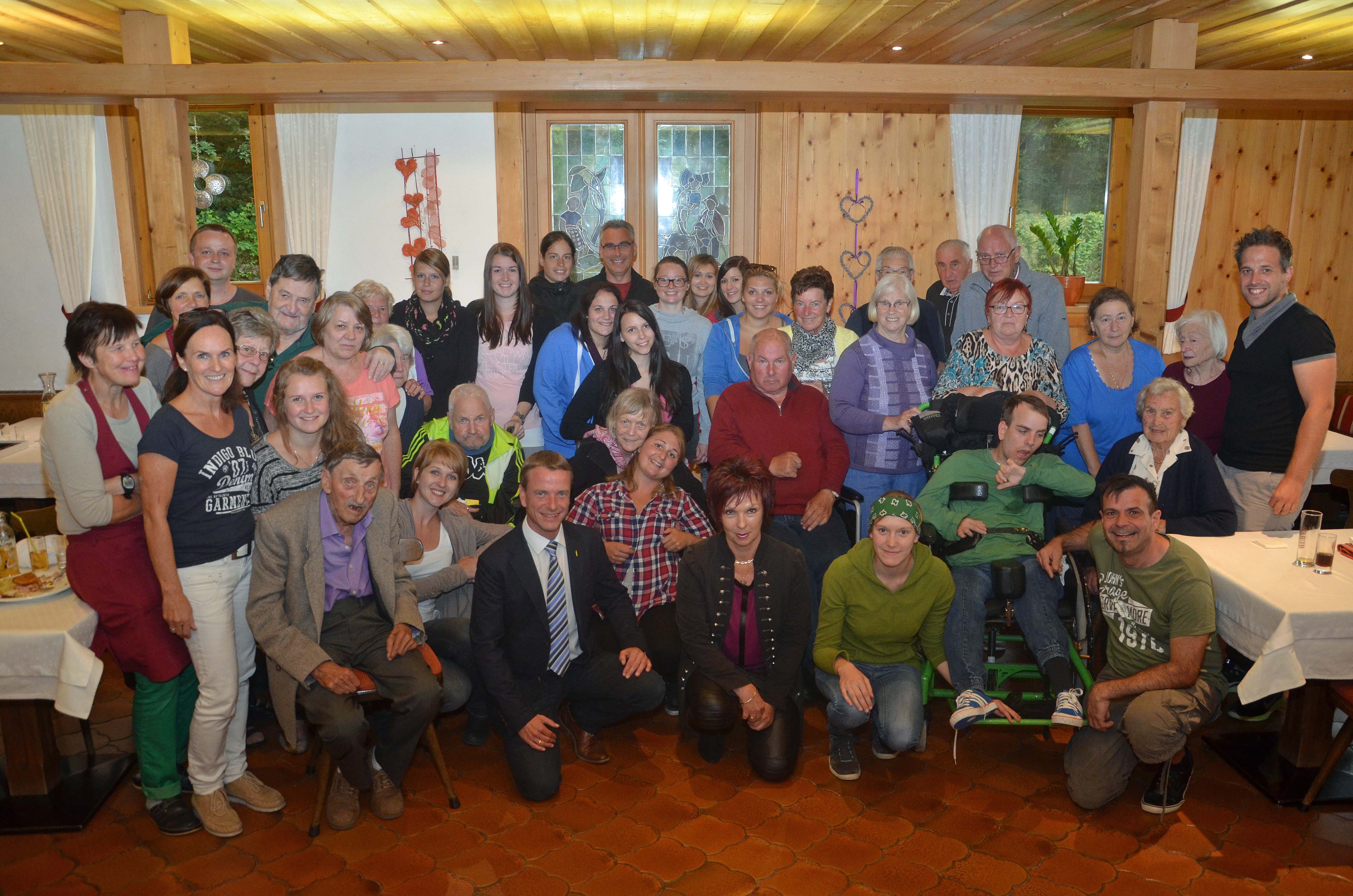 Bei Markus Moosbrugger (vorne; rechts) und seinem Team fühlen sich die Innsbrucker SeniorInnen wohl – davon konnten sich Vizebürgermeister Christoph Kaufmann (vorne; M.) und Referatsleiterin Uschi Klee (vorne; M.) im September erneut überzeugen.