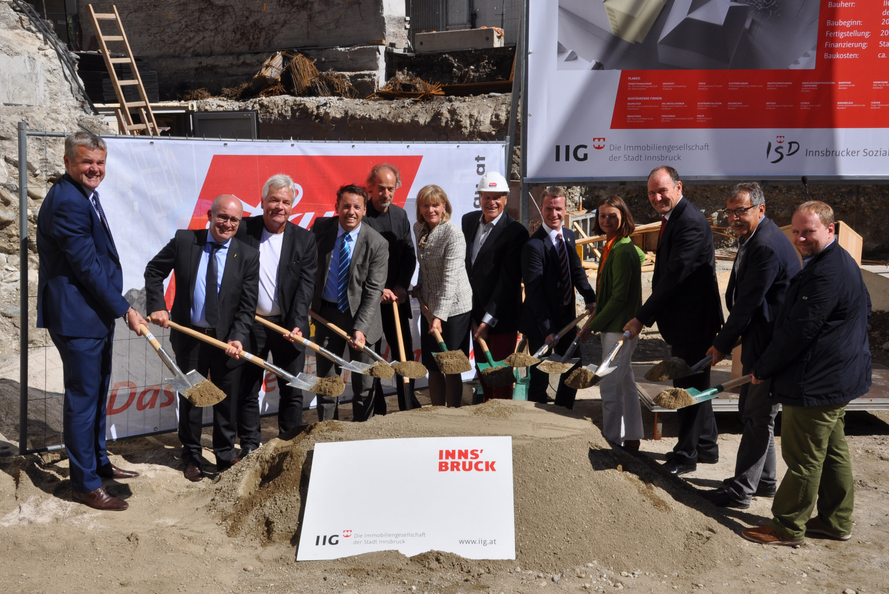 Die Innsbrucker Stadtregierung rund um Bürgermeisterin Christine Oppitz-Plörer, VertreterInnen des Gemeinderats, der IIG, der ISD, der Baufirma sowie der Architekt begingen feierlich den Spatenstich in der Liebeneggstraße.