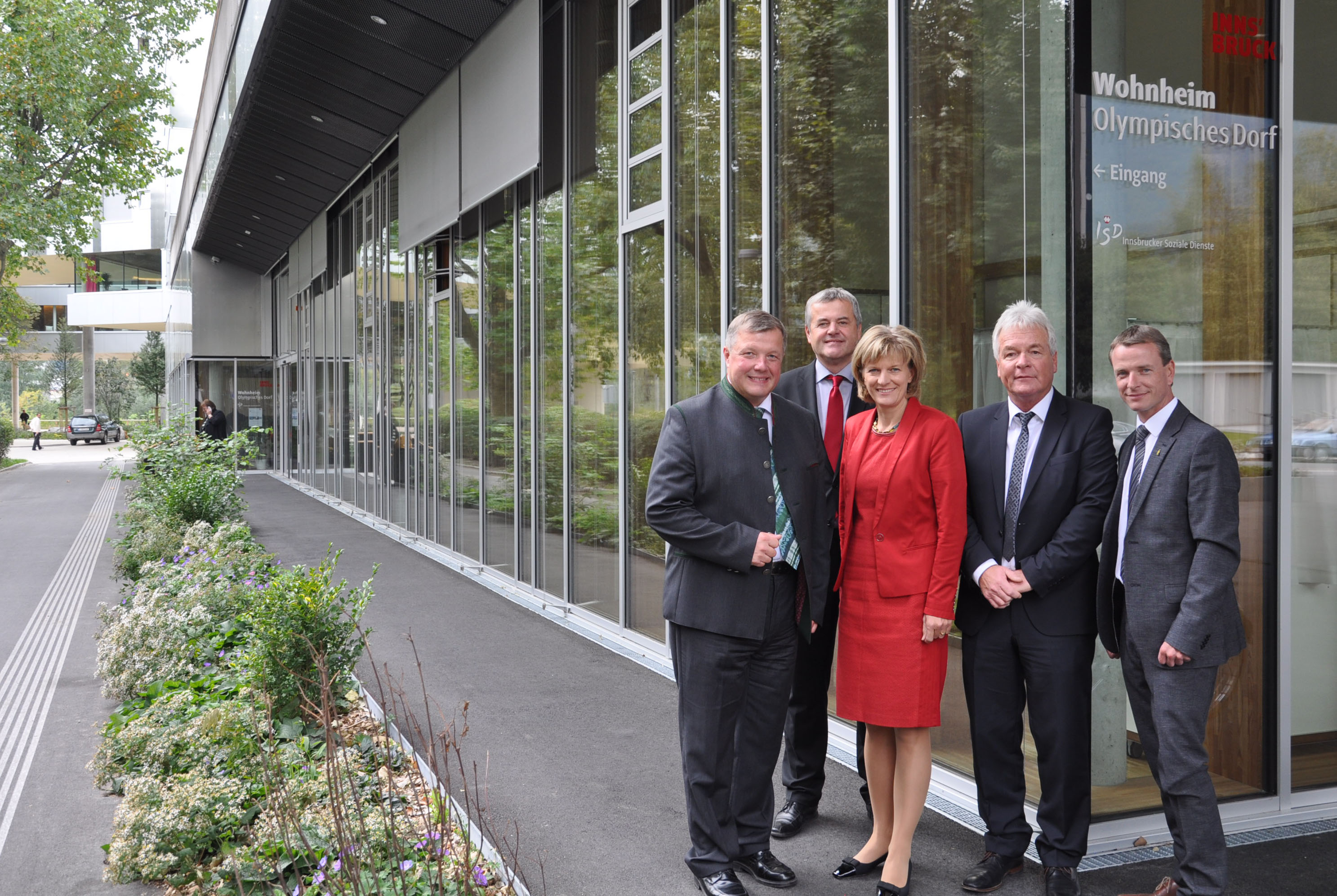 Landesrat Bernhard Tilg, ISD-Geschäftsführer Hubert Innerebner, Bürgermeisterin Christine Oppitz-Plörer, Stadtrat Ernst Pechlaner und Vizebürgermeister Christoph Kaufmann (v.l.n.r.) feierten gemeinsam mit vielen weiteren Gästen die offizielle Eröffnung des Wohn- und Pflegeheims O-Dorf.