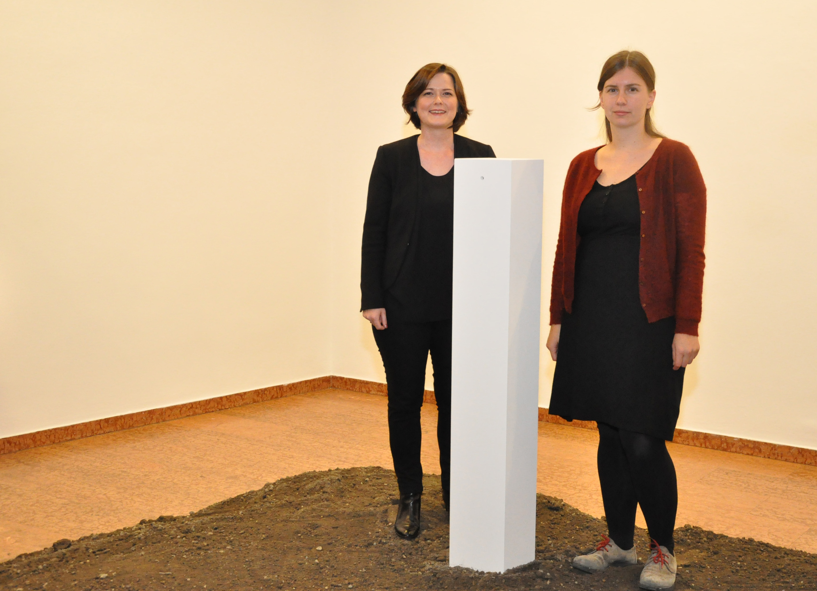 Gemeinsam mit Natalie Pedevilla (Referatsleitung Bildende Kunst und Kulturprojekte, l.) eröffnete die Tiroler Künstlerin Maria Bichler gestern ihre Ausstellung „Volumen“ in der Innsbrucker Andechsgalerie.
© IKM/Hofer