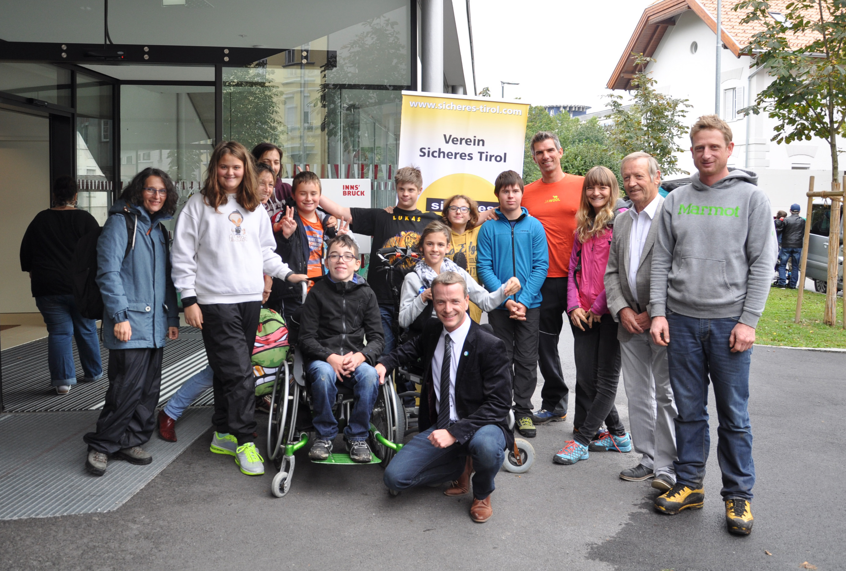 Vizebürgermeister Christoph Kaufmann (vorne; M) informierte gemeinsam mit Projektleiter Klaus Kranebitter (r.), Iris Mittendorfer und Günther Mitterbauer (beide Sportunion, 3. und 2.v.r) sowie LehrerInnen und SchülerInnen über das Kletterprojekt CLIMBHOW.