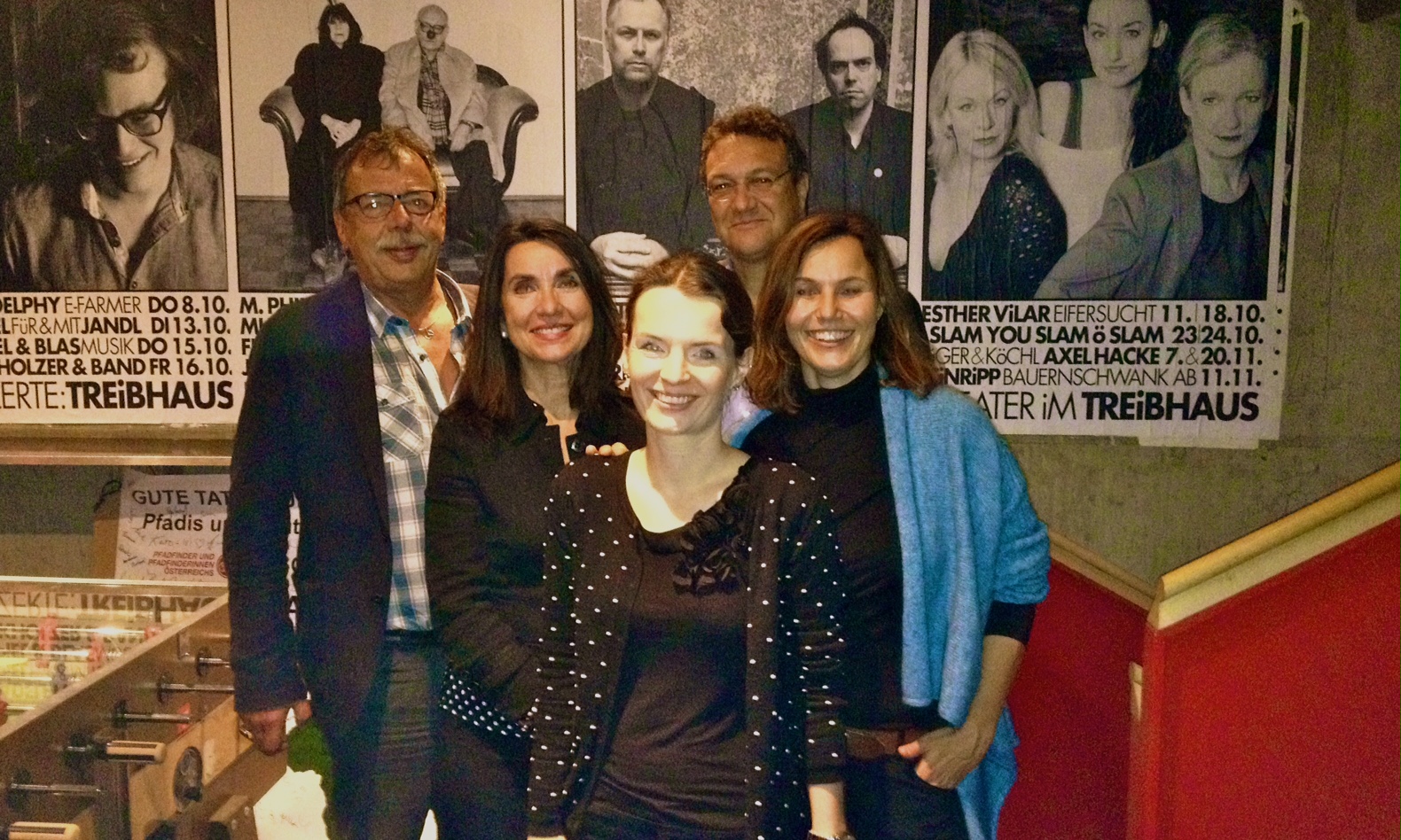 Eine ganz besondere Lesung ließ am 25. September zahlreiche BesucherInnen in das Innsbrucker Treibhaus strömen. Dort präsentierten Karim El-Gawhary (hinten; rechts) und Mathilde Schwabeneder (2. v. l.) ihr neuestes Werk "Auf der Flucht. Reportagen von beiden Seiten des Mittelmeeres". Bei der Veranstaltung, die von der Stadt Innsbruck in Kooperation mit dem Haus der Begegnung und der Wagnerschen/Thalia Buchhandlung ausgerichtet wurde, kam der Eintritt einem Innsbrucker Flüchtlingsheim zugute. Auch Stadtrat Gerhard Fritz (hinten; links) und Nicola Köfler (Leiterin der Integrationsstelle; rechts) waren bei der Lesung dabei.