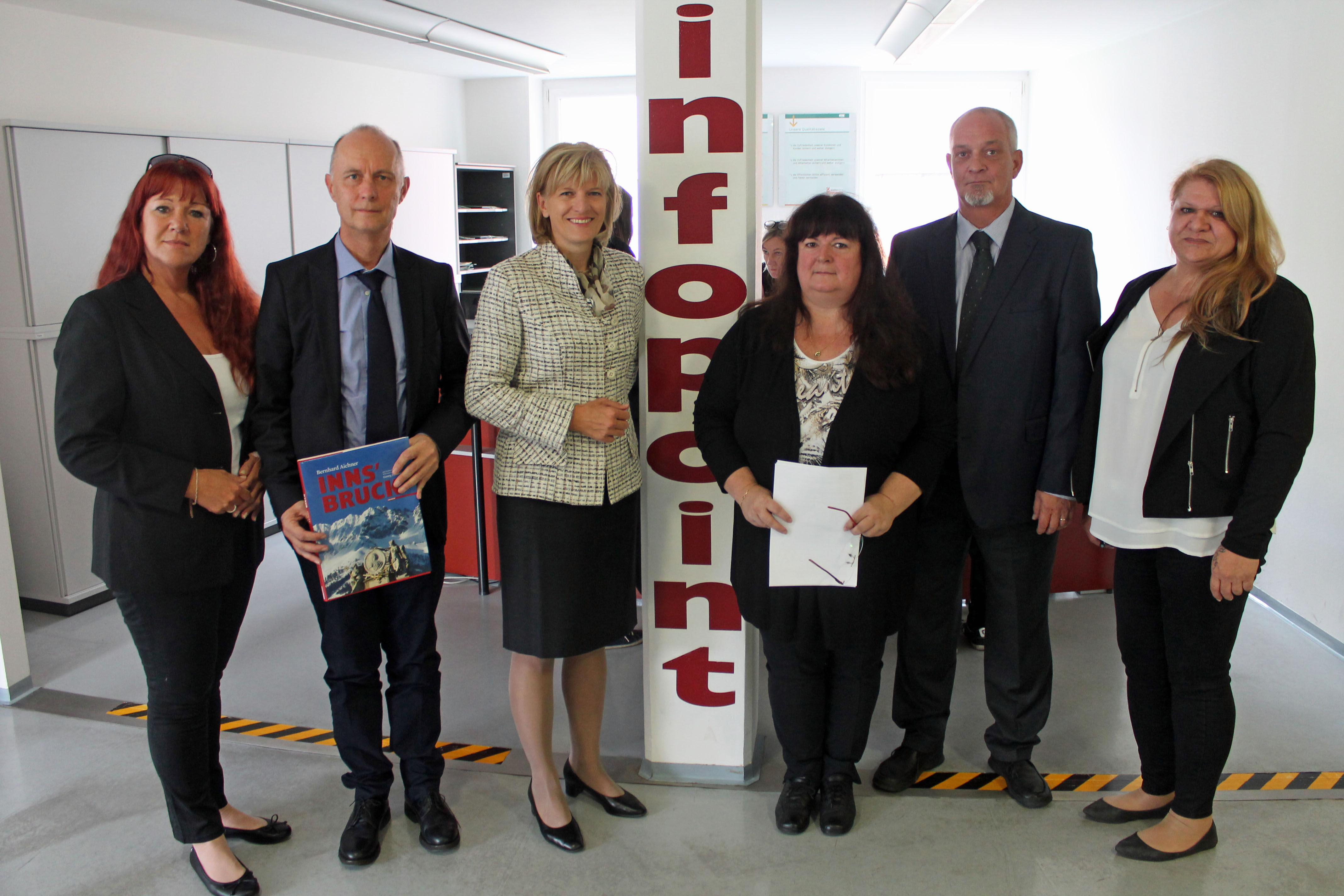 Ein Gruppenfoto durfte beim Besuch des Innsbrucker Stadtoberhaupts natürlich nicht fehlen (v. l.): Elisabeth Pavlicek (Öffentlichkeitsarbeit Stipendienstelle Innsbruck), HR Dr. Alexander Egger (Leiter der Sudienbeihilfenbehörde), Bürgermeisterin Christine Oppitz-Plörer, Patricia Carli (Teamleiterin Stipendienstelle Innsbruck), Gerhard Lischka (Teamleiter Stipendienstelle Innsbruck) und Marina Steixner (Organisations-Assistentin Stipendienstelle Innsbruck).