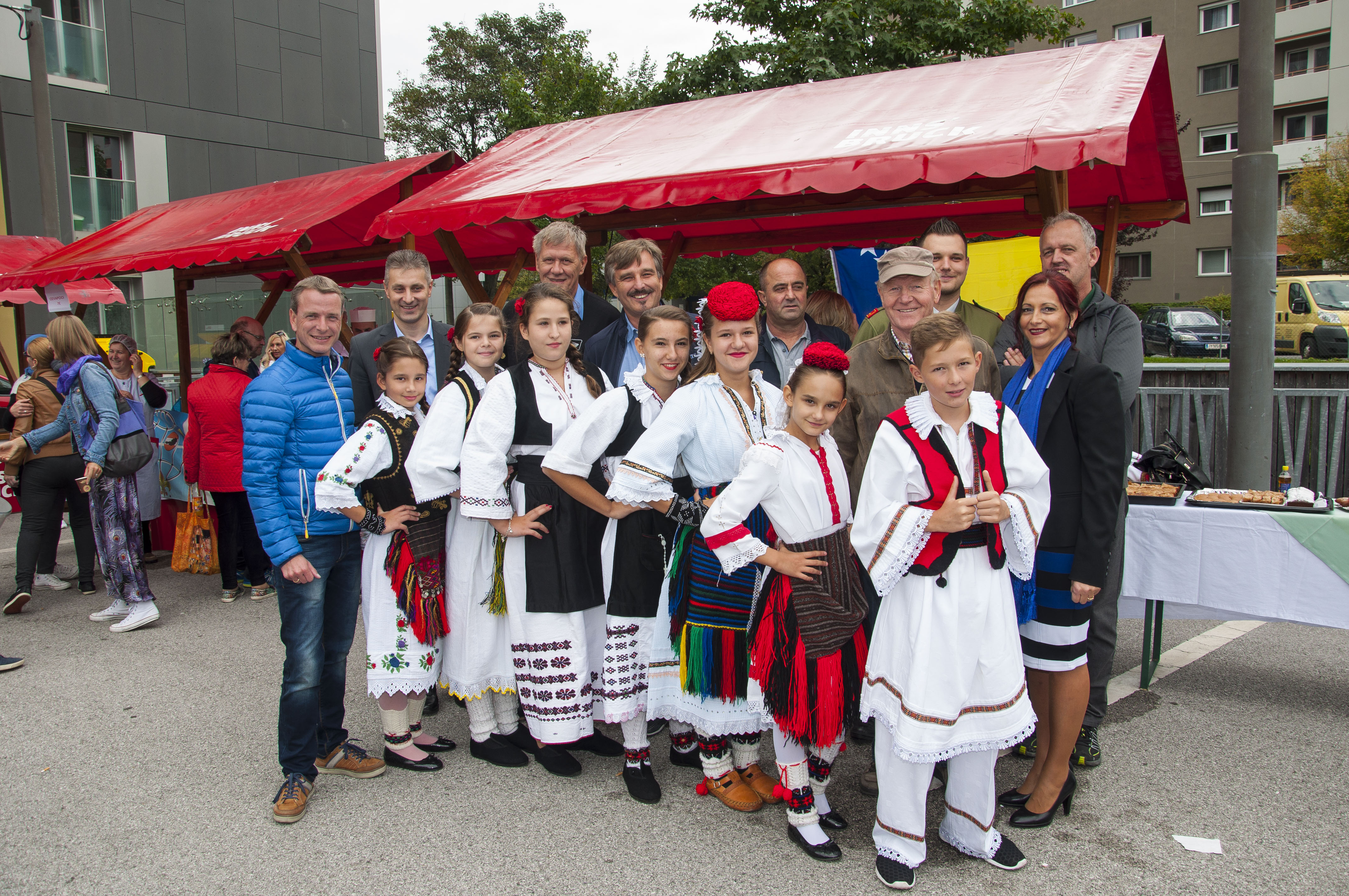 Am 26. September beging das Interkulturelle Musik- und Tanzfestival sein bereits fünfjähriges Jubiläum. Aus diesem Grund kamen Menschen aus den unterschiedlichsten Nationen und Kulturkreisen zusammen und auch Vizebürgermeister Christoph Kaufmann feierte mit. Der Verein alp-inn und der Verein Neu-Arzl/O-Dorf taten sich zusammen um das Spektakel auf die Beine zu stellen. Neben einer kulinarische Auswahl an Köstlichkeiten aus Bosnien, Thailand, Südtirol und der Türkei gab es auch ein facettenreiches Unterhaltungsprogramm. Als Bühne diente der gesamte DDr. Lugner Platz. Mit Showeinlagen vom Taekwondo, der Feuerwehr, Tänze, Musik, und viel mehr wurde für gute Stimmung gesorgt.
