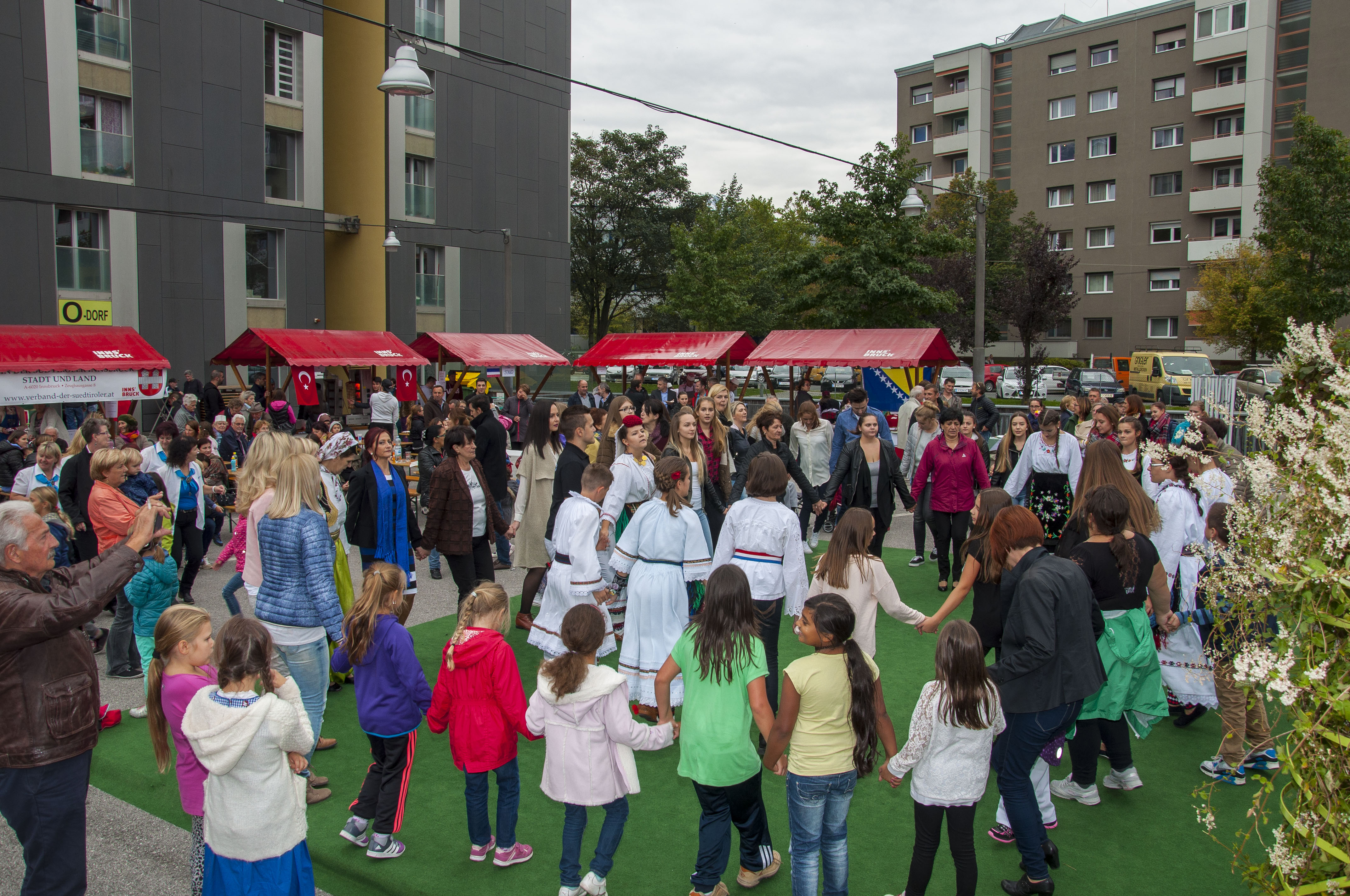 Am 26. September beging das Interkulturelle Musik- und Tanzfestival sein bereits fünfjähriges Jubiläum. Aus diesem Grund kamen Menschen aus den unterschiedlichsten Nationen und Kulturkreisen zusammen und auch Vizebürgermeister Christoph Kaufmann feierte mit. Der Verein alp-inn und der Verein Neu-Arzl/O-Dorf taten sich zusammen um das Spektakel auf die Beine zu stellen. Neben einer kulinarische Auswahl an Köstlichkeiten aus Bosnien, Thailand, Südtirol und der Türkei gab es auch ein facettenreiches Unterhaltungsprogramm. Als Bühne diente der gesamte DDr. Lugner Platz. Mit Showeinlagen vom Taekwondo, der Feuerwehr, Tänze, Musik, und viel mehr wurde für gute Stimmung gesorgt.
