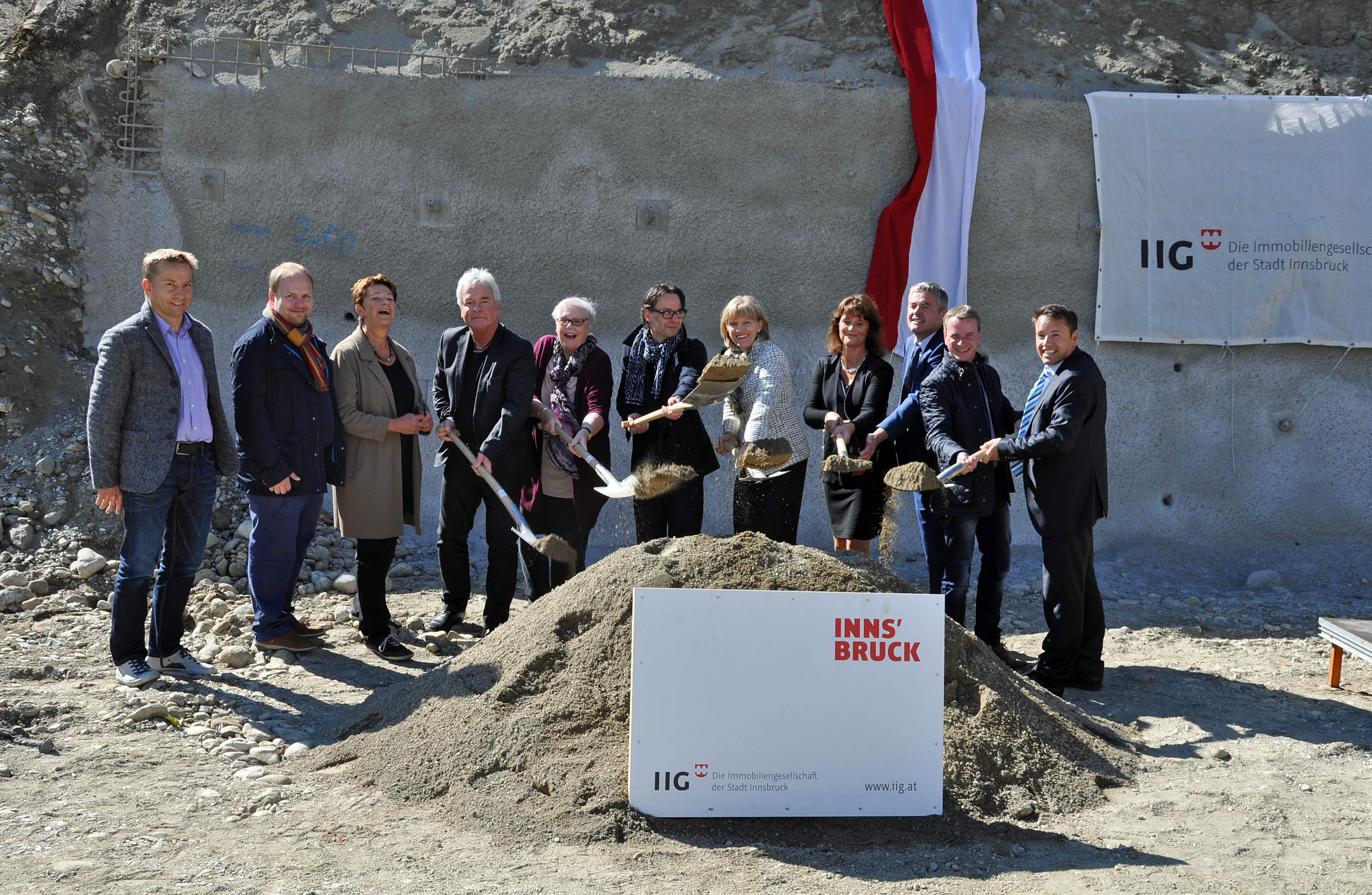 Begingen gemeinsam den Spatenstich für das Haus A des Wohnheims Pradl (v. l.): Ing. Christoph Totschnig (Bereichsleiter/Prokurist Strabag), Gemeinderat Mag. Lucas Krackl, Gemeinderätin Dr.in Marie-Luise Pokorny-Reitter, Stadtrat Ernst Pechlaner, ISD-Aufsichtsratsvorsitzende Dr.in Eva Bassetti-Bastinelli, Architekt DI Hansjörg Bodamer, Bürgermeisterin Mag.a Christine Oppitz-Plörer, Heimleiterin Elfriede Steinwender (Wohnheim Pradl), ISD-Geschäftsführer Dr. Hubert Innerebner, Vizebürgermeister Christoph Kaufmann und IIG-Geschäftsführer Dr. Franz Danler