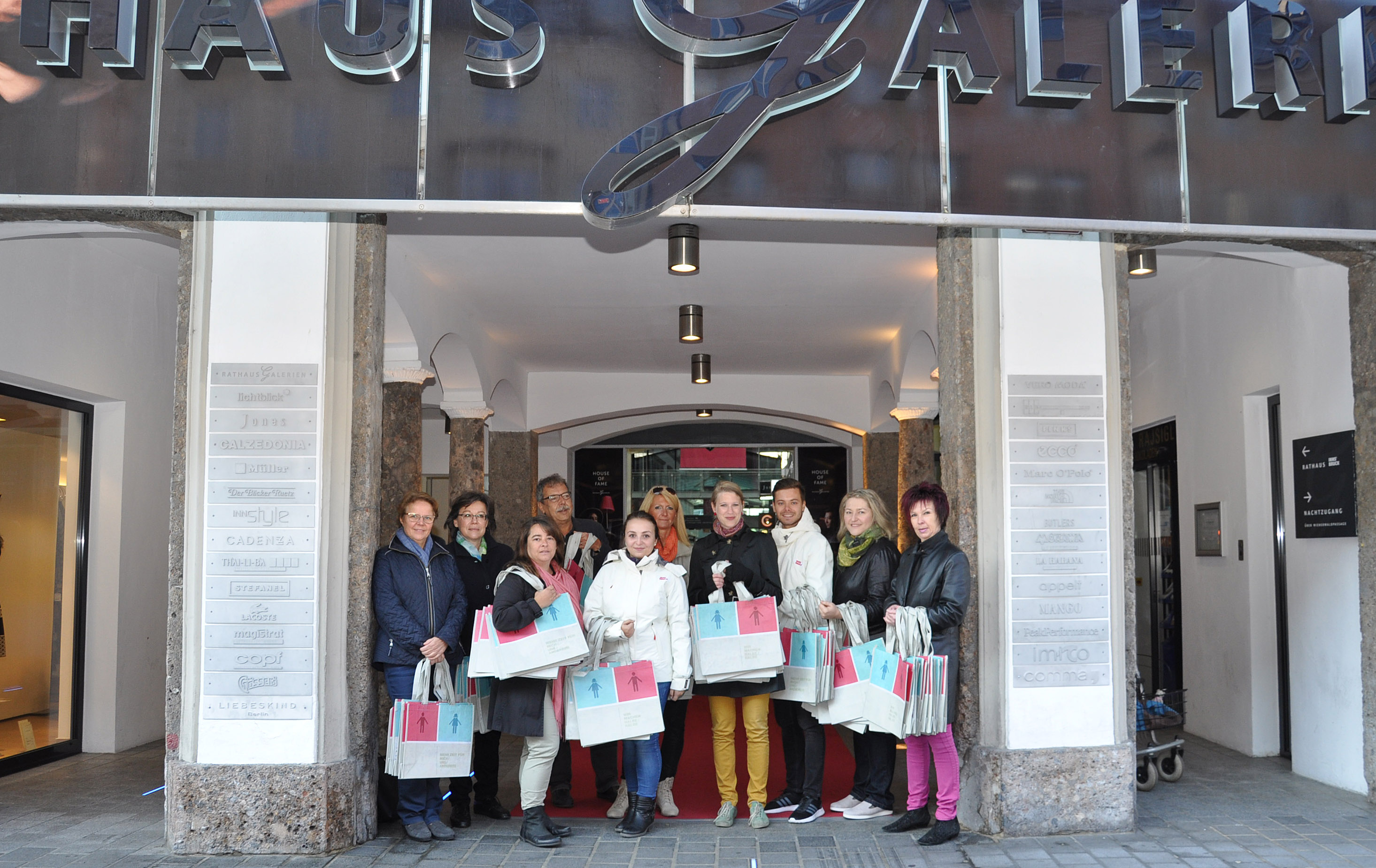 VertreterInnen der Stadt Innsbruck machten mit einer Info- und Verteilaktion in der
Maria-Theresien-Straße auf den Equal Pay Day aufmerksam (v. l.): Gemeinderätin Herlinde Keuschnigg, Monika Erharter (Gleichbehandlungsbeauftrage der Stadt Innsbruck), Gemeinderätin Angela Eberl, Stadtrat Mag. Gerhard Fritz, Sarah Stix (Kinder- und Jugendförderung), Brigitte Prokesch (Frauen, Familie und SeniorInnen), Gemeinderätin Sophia Reisecker, Daniel Burgstaller (Kinder- und Jugendförderung), Gemeinderätin Marcela Duftner und Mag.a Uschi Klee (Referatsleiterin Frauen, Familie und SeniorInnen)