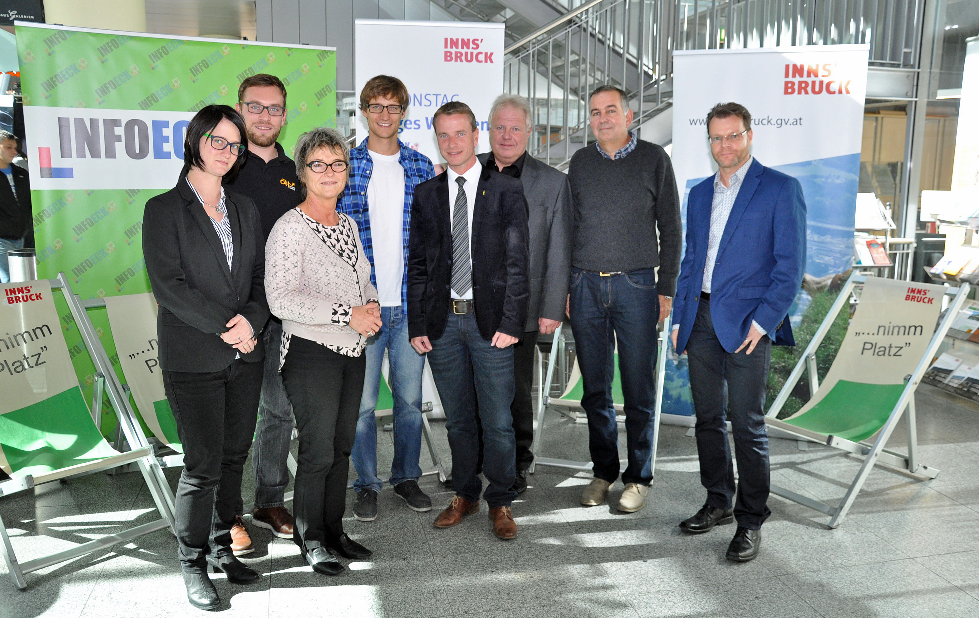 Eröffneten gemeinsam den Aktionstag “Junges Wohnen” (v. l.): Juristin MMag. Dr.in Alexandra Hohenbruck, Fabian Wiegand (ÖH-Innsbruck), Dr.in Herta Trummer (Mieterschutzverband Österreich – Tirol), Benjamin Stern (Infoeck), Vizebürgermeister Christoph Kaufmann, Amtsvorstand Ing. Ronald Depaoli (Wohnungsservice), Mag. Reinhard Macht (Leitung Fachbereich Jugend, Land Tirol) und Referent Christian Zabernig (Wohnungsvergabe)