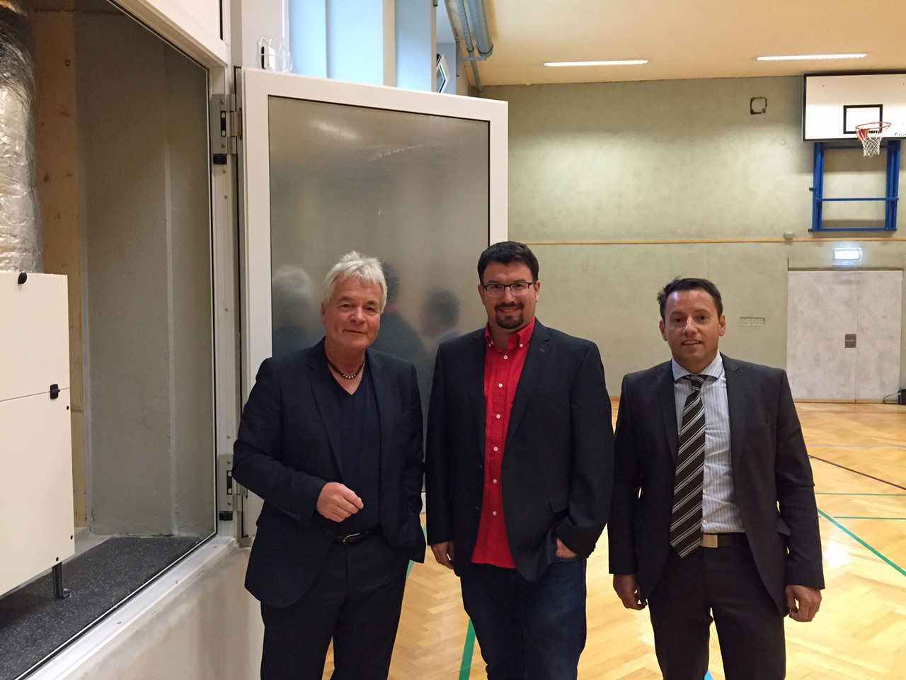 Schul-Stadtrat Ernst Pechlaner (l.) und IIG-Geschäftsführer Franz Danler (r.) überzeugten sich vom Stand der Schulsanierungen. Hier die Turnhalle in der Volksschule Franz-Fischer-Straße mit Direktor Martin Müller (auf dem Foto vor der neuen Komfortlüftung).