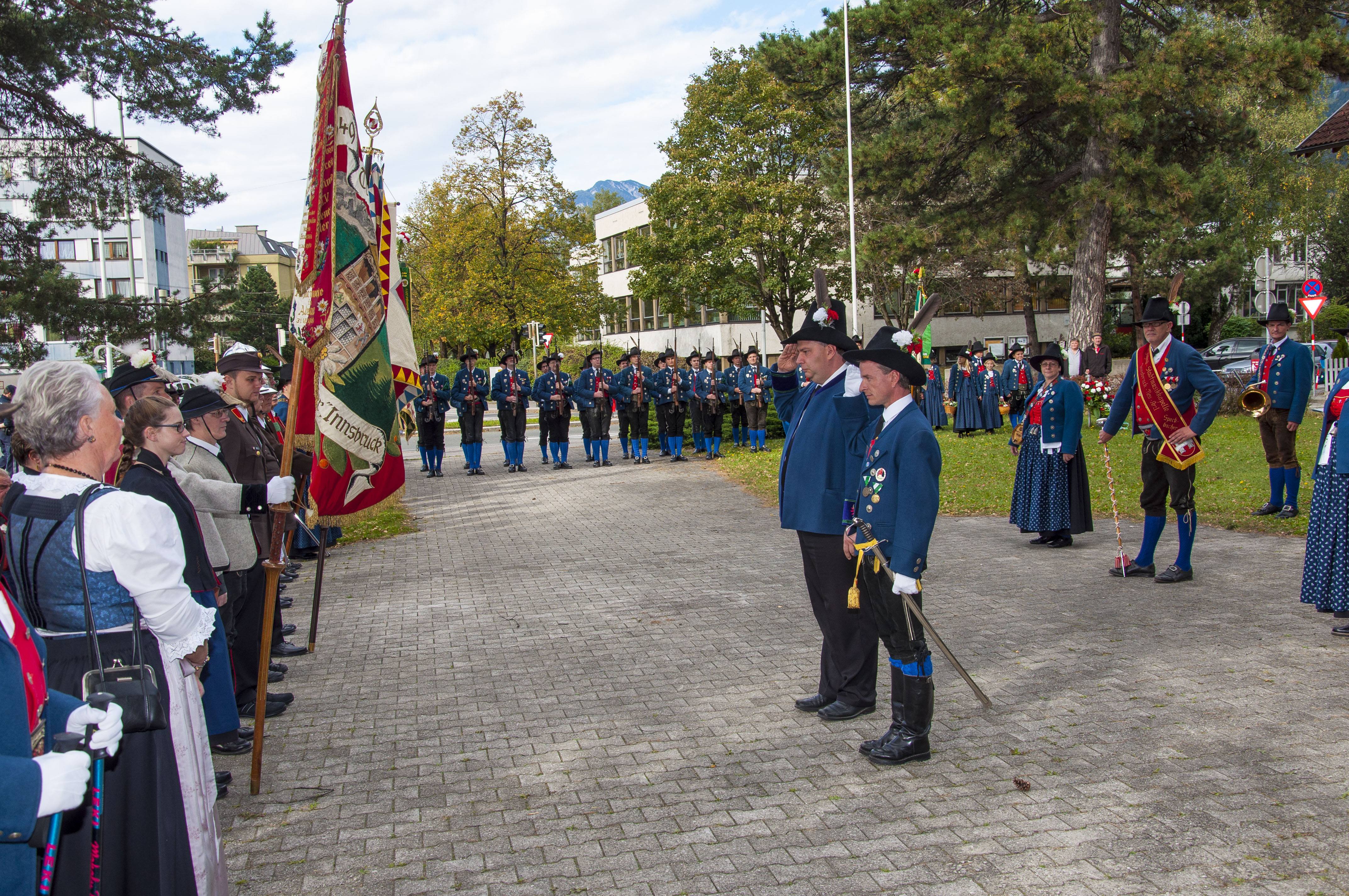 Es ist der Höhepunkt im Vereinsjahr der Schützen, wenn sie sich einmal pro Jahr zum Schützenjahrtag treffen. Vizebürgermeister Christoph Kaufmann war unter den geladenen Gästen und ist selber seit etlichen Jahren Mitglied der Speckbacher Schützenkompanie.
Im Rahmen dieses feierlichen Anlasses wurden auch verdiente Mitglieder geehrt und nach dem offiziellen Teil folgte das gemütliche Beisammensein, das die Kameradschaft der Kompanien untereinander nachhaltig bestärkt.