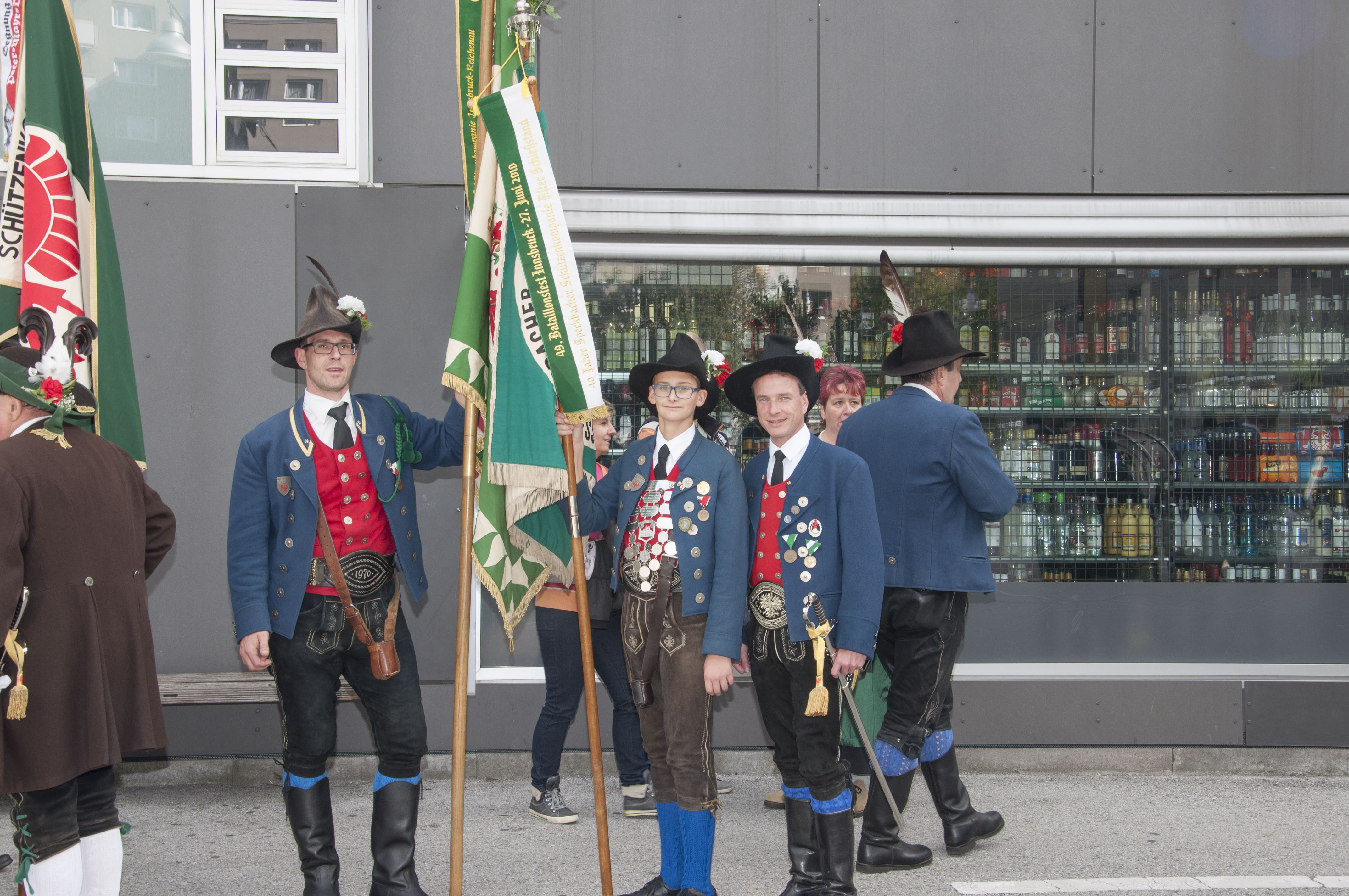 Es ist der Höhepunkt im Vereinsjahr der Schützen, wenn sie sich einmal pro Jahr zum Schützenjahrtag treffen. Vizebürgermeister Christoph Kaufmann war unter den geladenen Gästen und ist selber seit etlichen Jahren Mitglied der Speckbacher Schützenkompanie.
Im Rahmen dieses feierlichen Anlasses wurden auch verdiente Mitglieder geehrt und nach dem offiziellen Teil folgte das gemütliche Beisammensein, das die Kameradschaft der Kompanien untereinander nachhaltig bestärkt.