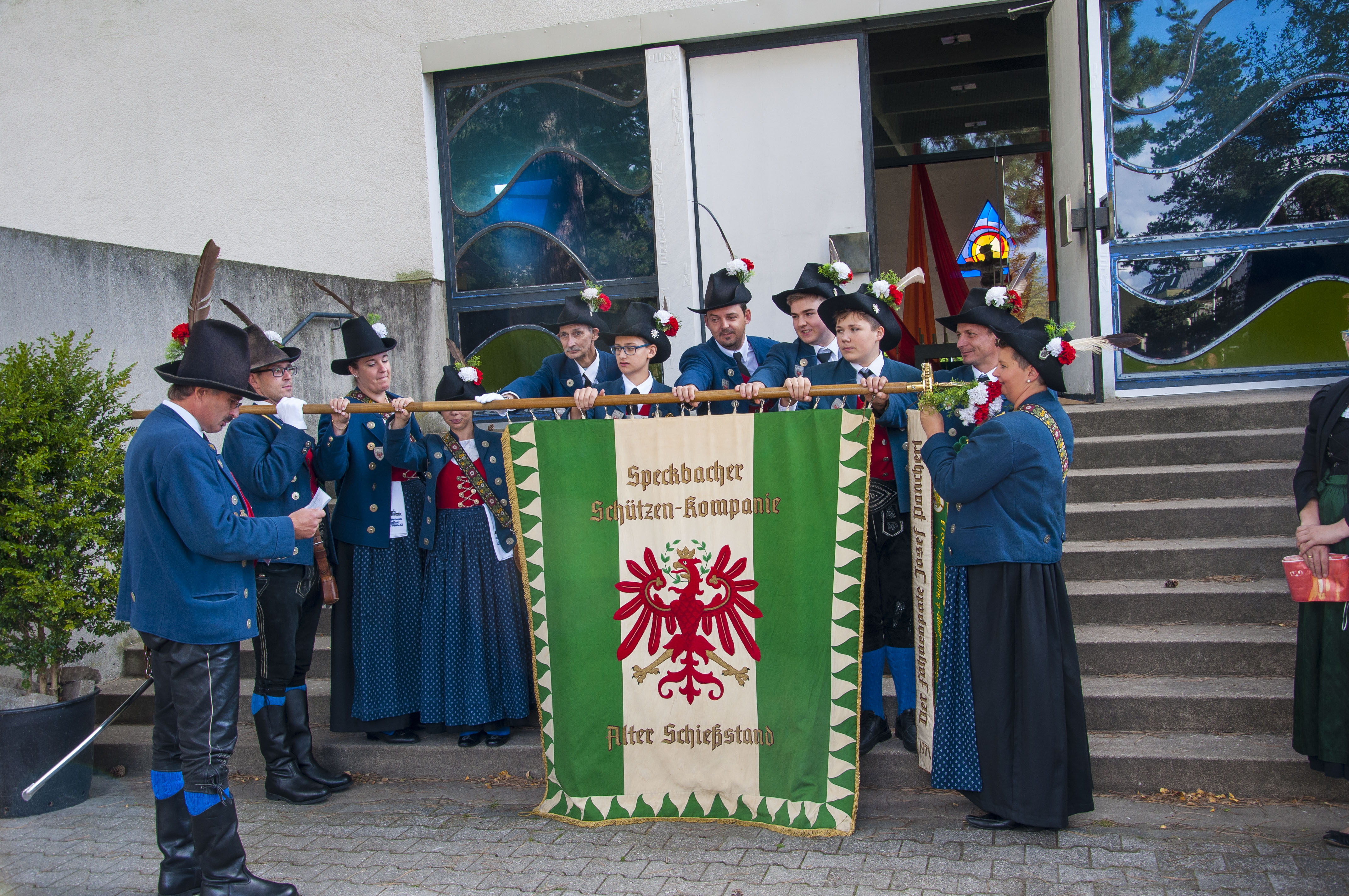 Es ist der Höhepunkt im Vereinsjahr der Schützen, wenn sie sich einmal pro Jahr zum Schützenjahrtag treffen. Vizebürgermeister Christoph Kaufmann war unter den geladenen Gästen und ist selber seit etlichen Jahren Mitglied der Speckbacher Schützenkompanie.
Im Rahmen dieses feierlichen Anlasses wurden auch verdiente Mitglieder geehrt und nach dem offiziellen Teil folgte das gemütliche Beisammensein, das die Kameradschaft der Kompanien untereinander nachhaltig bestärkt.