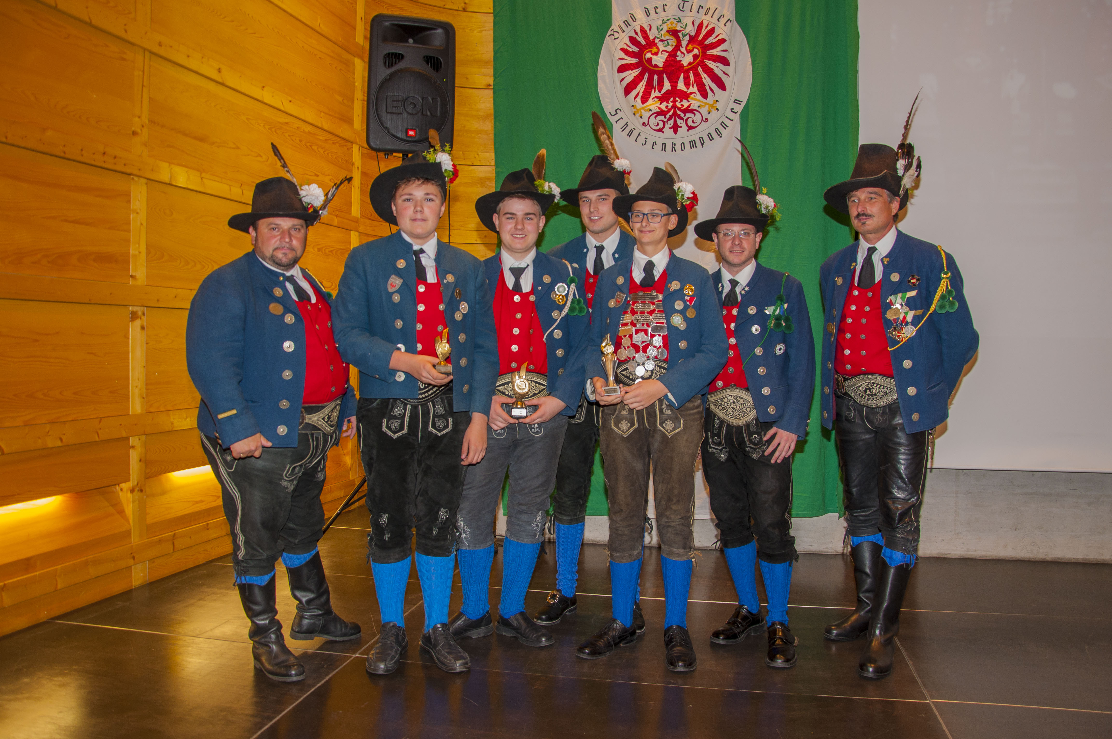 Es ist der Höhepunkt im Vereinsjahr der Schützen, wenn sie sich einmal pro Jahr zum Schützenjahrtag treffen. Vizebürgermeister Christoph Kaufmann war unter den geladenen Gästen und ist selber seit etlichen Jahren Mitglied der Speckbacher Schützenkompanie.
Im Rahmen dieses feierlichen Anlasses wurden auch verdiente Mitglieder geehrt und nach dem offiziellen Teil folgte das gemütliche Beisammensein, das die Kameradschaft der Kompanien untereinander nachhaltig bestärkt.