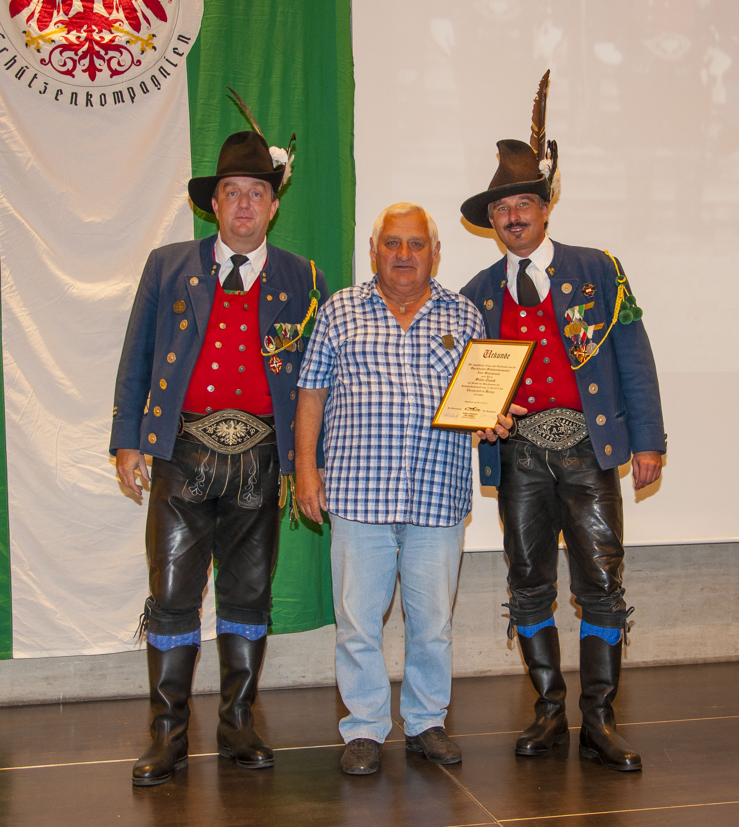 Es ist der Höhepunkt im Vereinsjahr der Schützen, wenn sie sich einmal pro Jahr zum Schützenjahrtag treffen. Vizebürgermeister Christoph Kaufmann war unter den geladenen Gästen und ist selber seit etlichen Jahren Mitglied der Speckbacher Schützenkompanie.
Im Rahmen dieses feierlichen Anlasses wurden auch verdiente Mitglieder geehrt und nach dem offiziellen Teil folgte das gemütliche Beisammensein, das die Kameradschaft der Kompanien untereinander nachhaltig bestärkt.